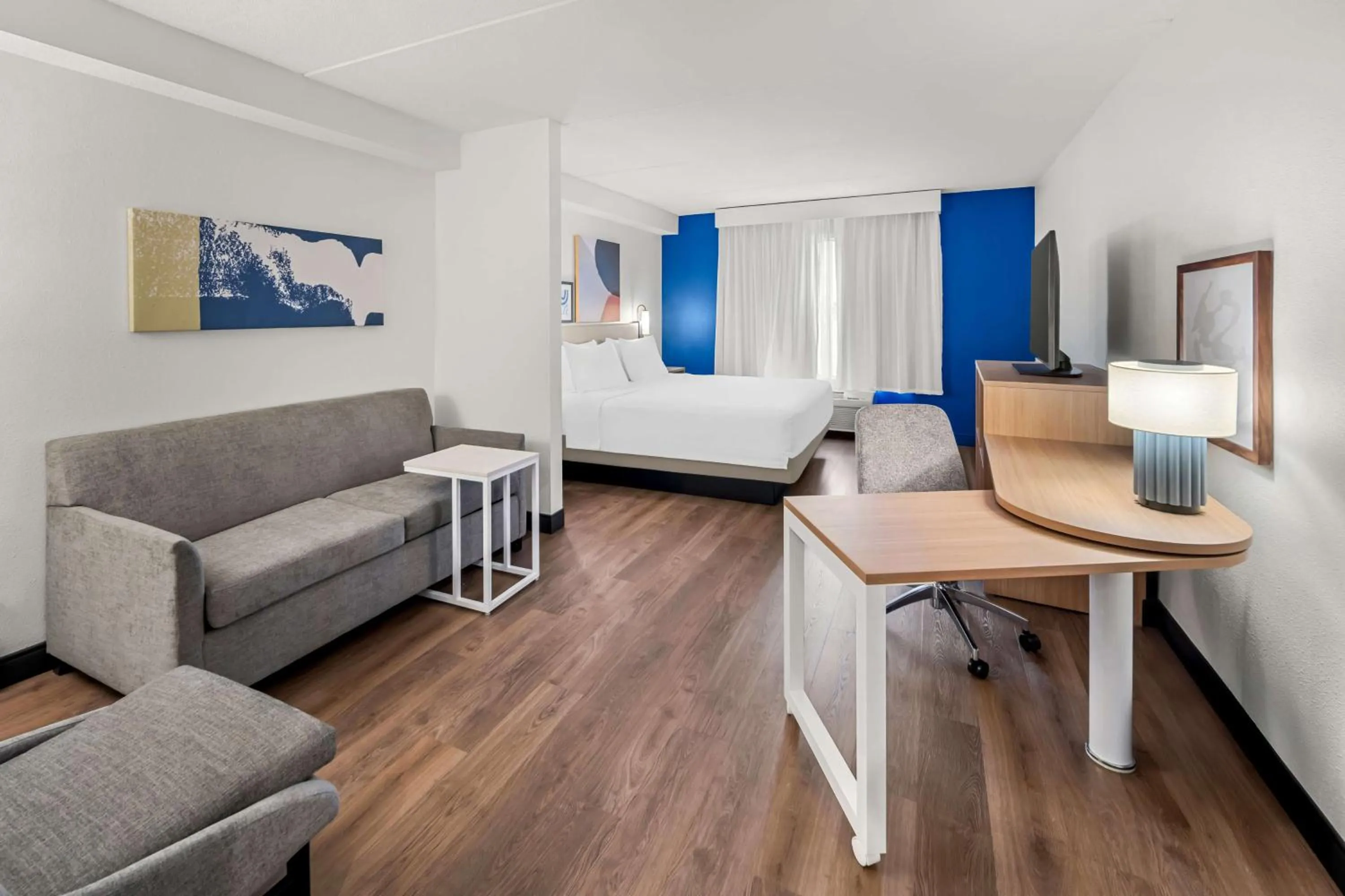 Living room, Bed in Country Inn & Suites by Radisson, Potomac Mills Woodbridge, VA