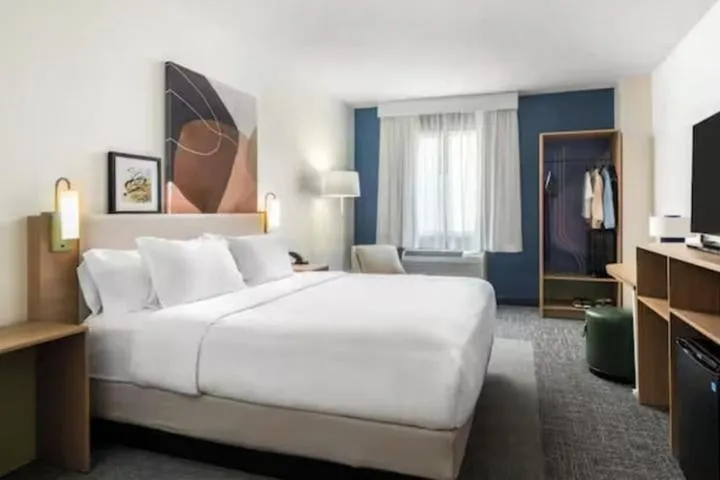 Bed in Country Inn & Suites by Radisson, Potomac Mills Woodbridge, VA