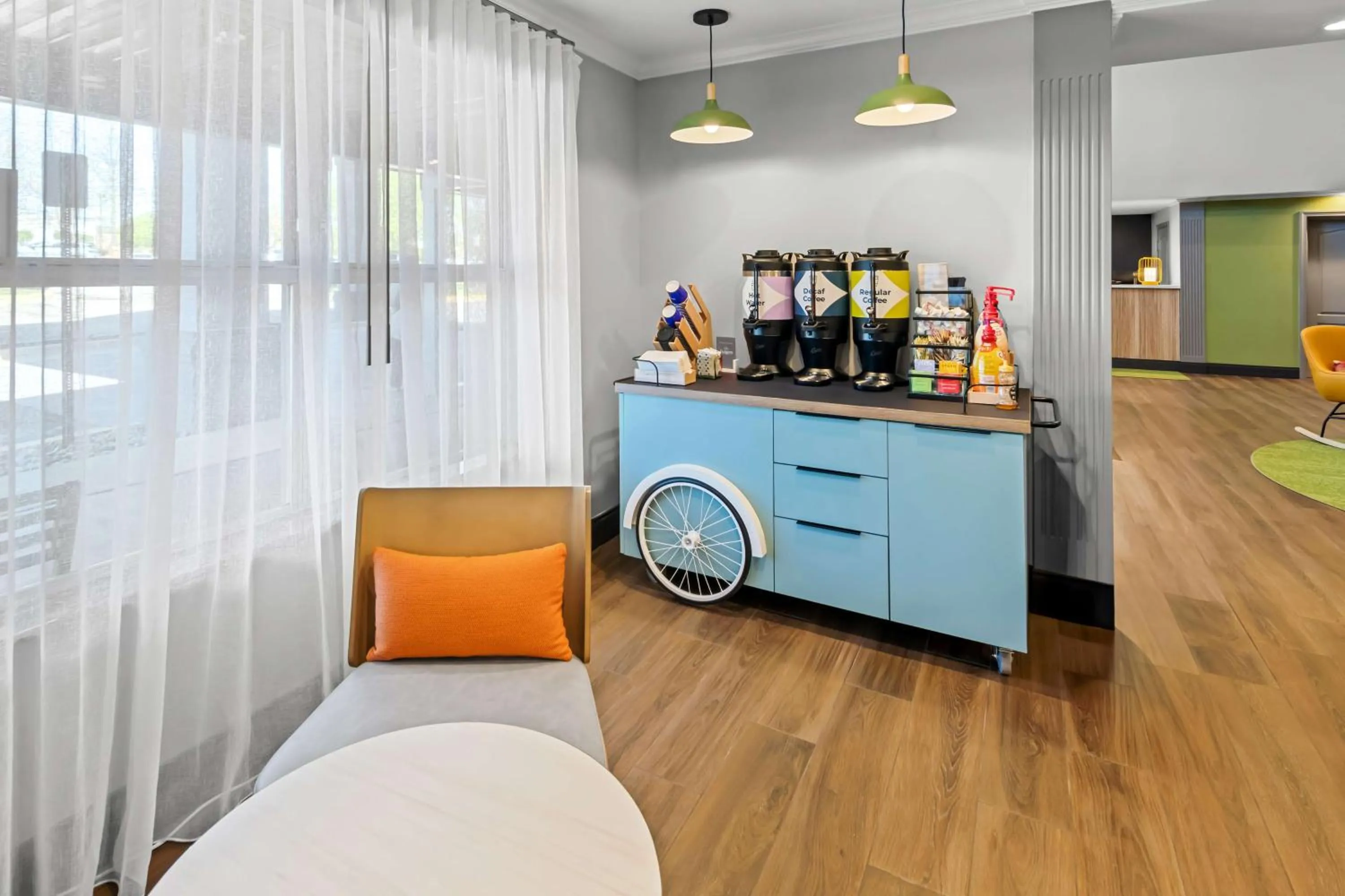 Dining area in Country Inn & Suites by Radisson, Potomac Mills Woodbridge, VA
