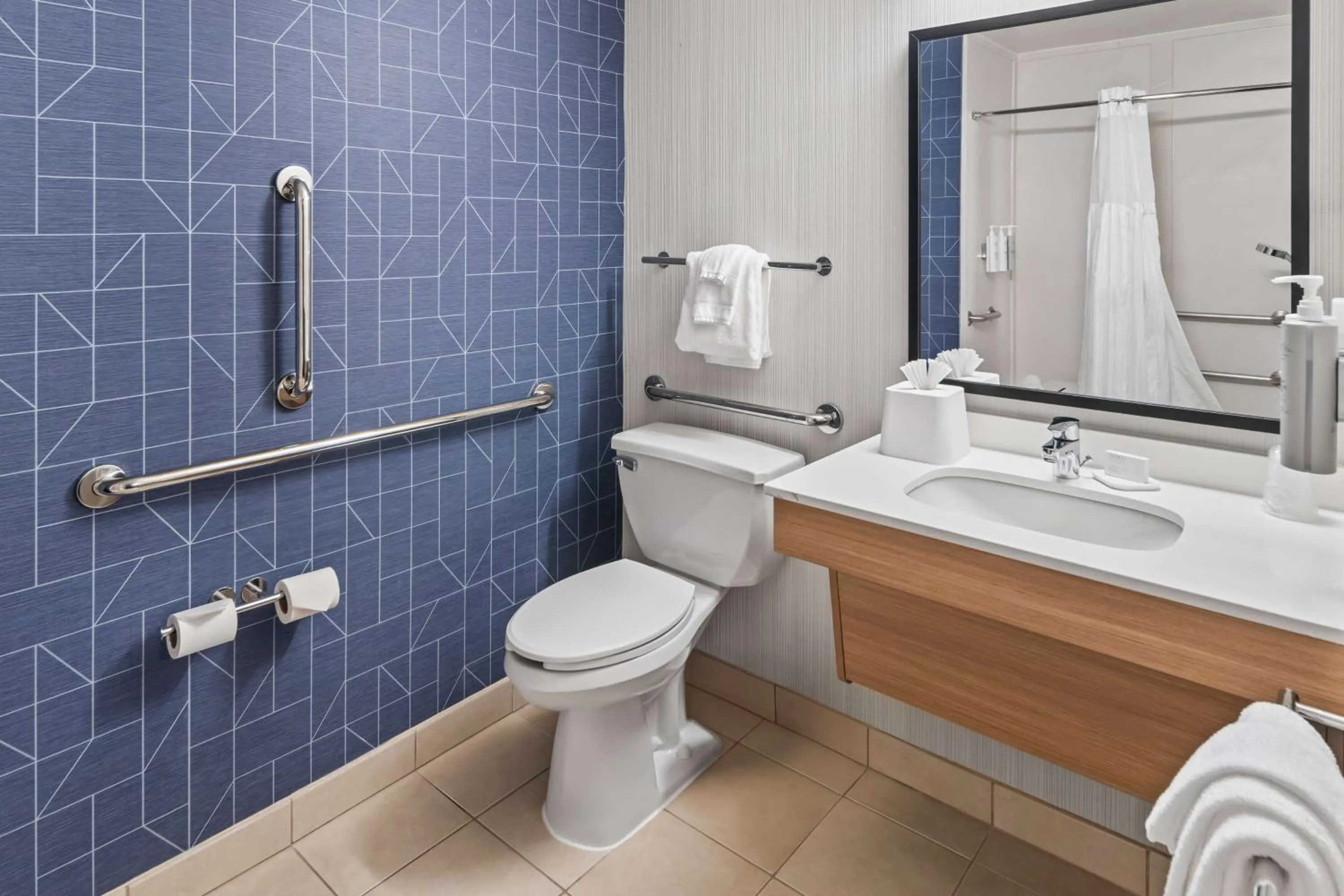 Bathroom in Country Inn & Suites by Radisson, Potomac Mills Woodbridge, VA