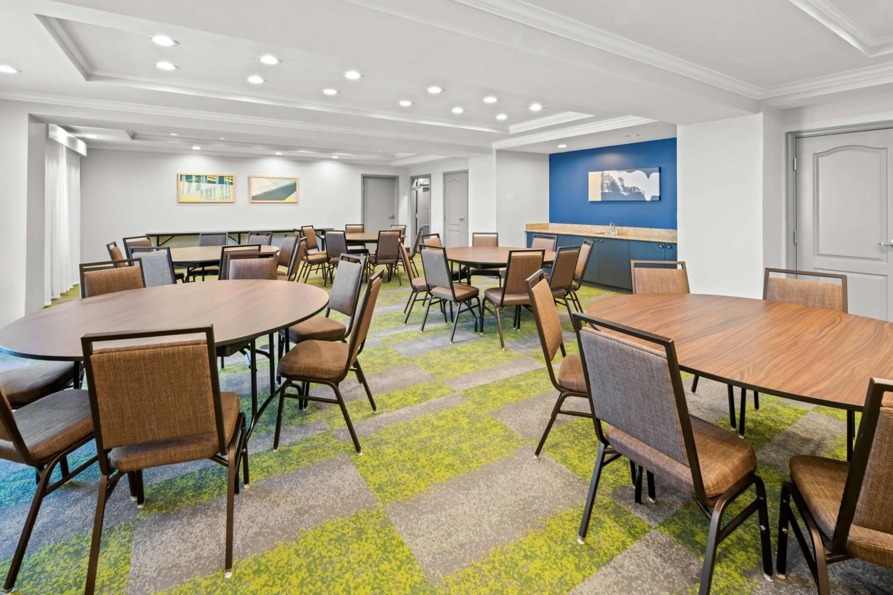 Meeting/conference room in Country Inn & Suites by Radisson, Potomac Mills Woodbridge, VA