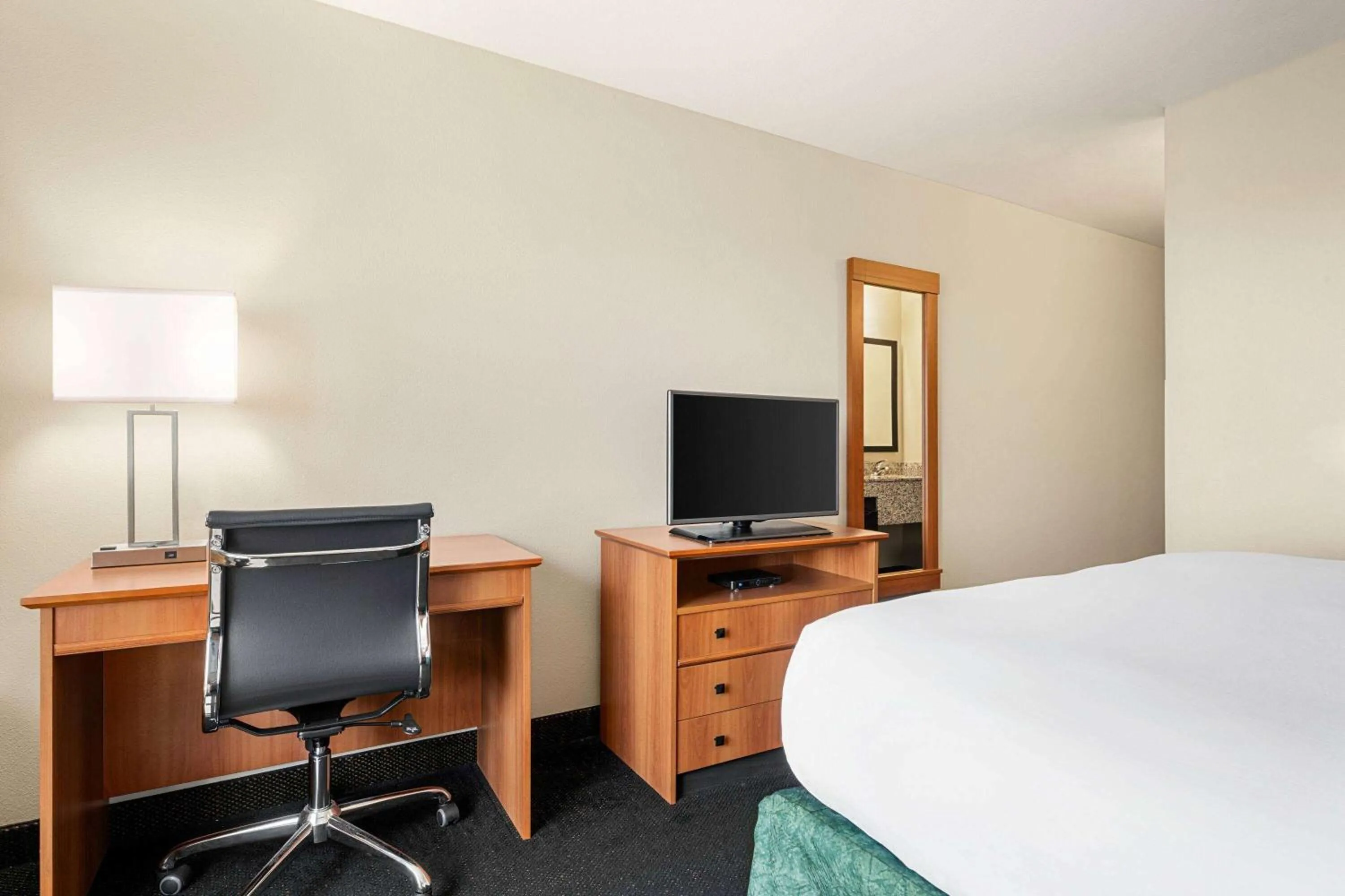 Bedroom, Bed in Baymont by Wyndham Fremont