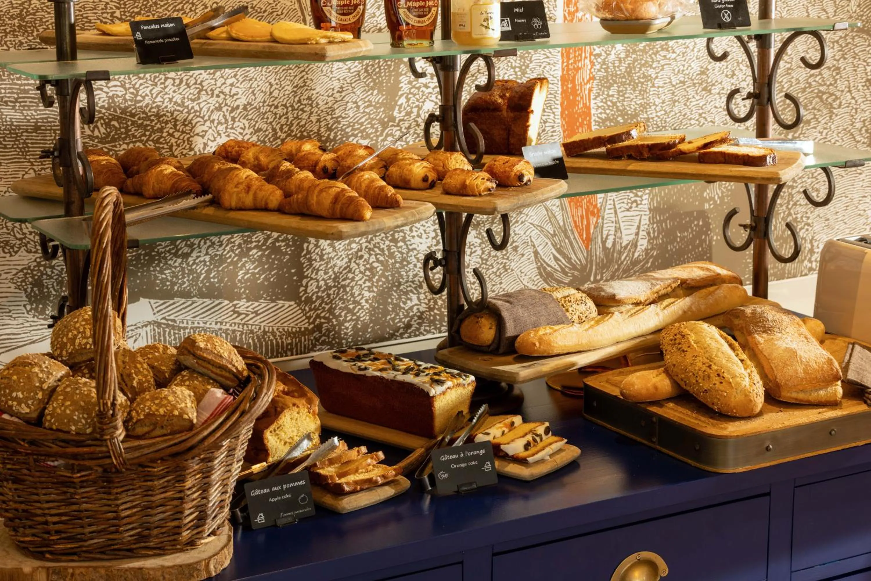 Breakfast in Château Saint Gilles - Bayeux