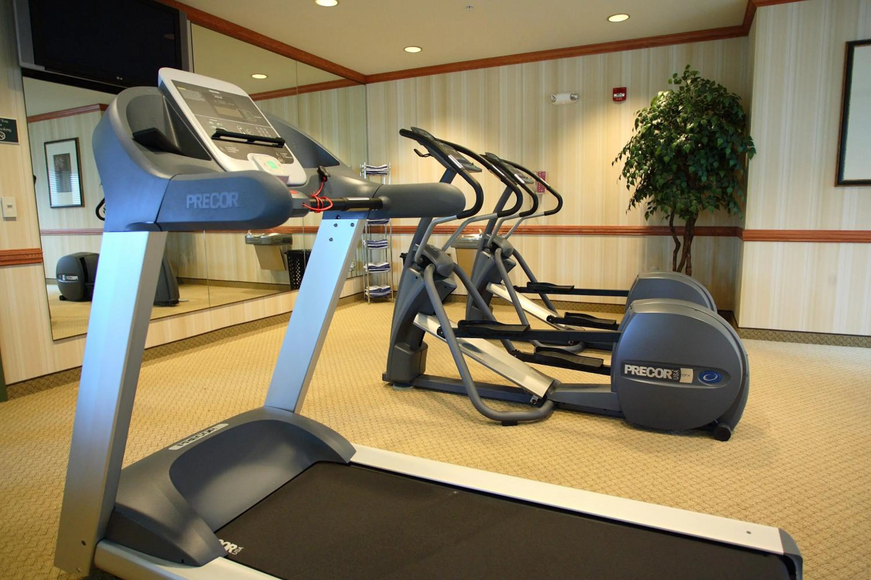 Fitness centre/facilities in Country Inn & Suites by Radisson, Grand Forks, ND