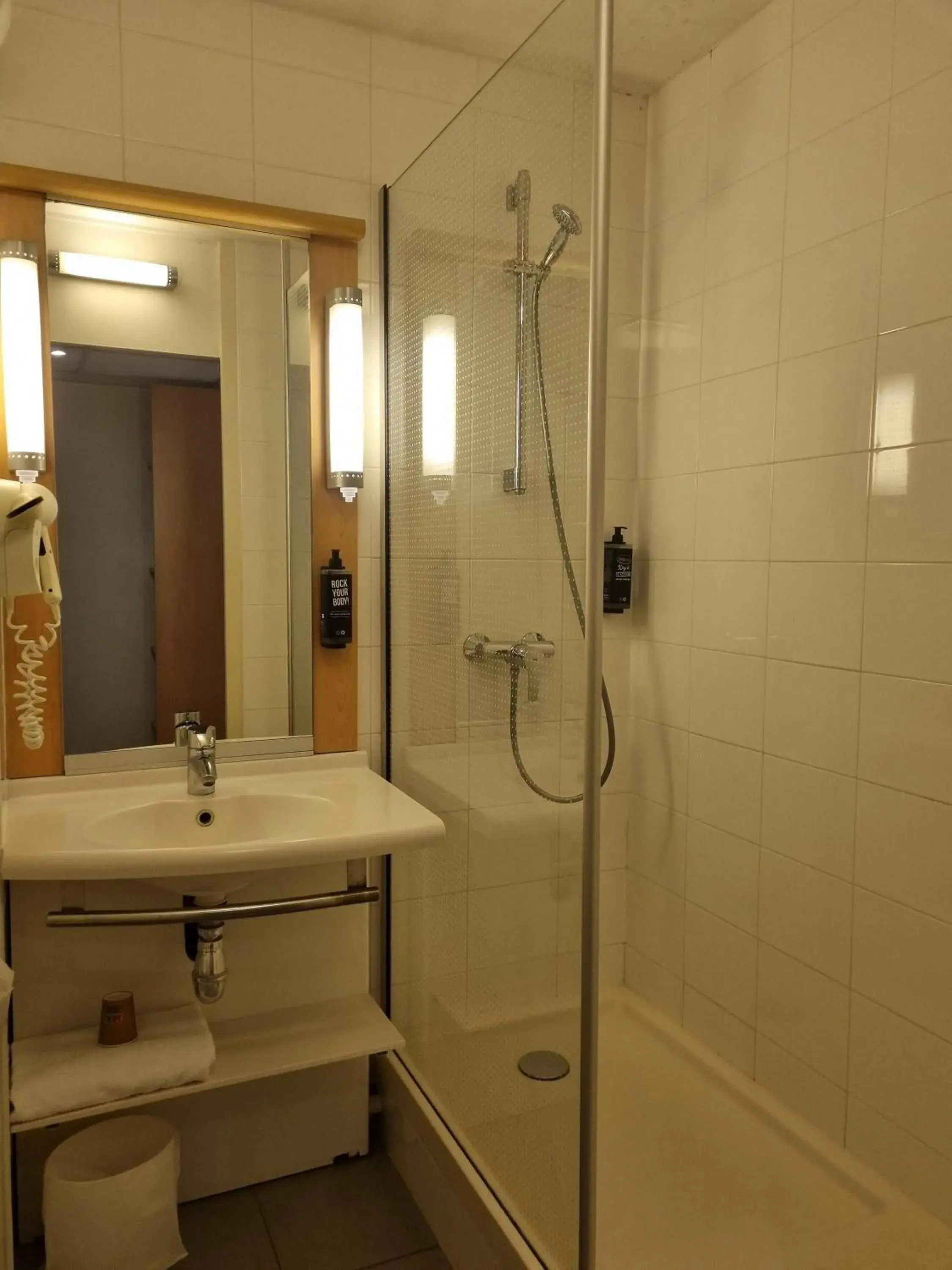 Bedroom in ibis Bordeaux Saint Emilion Bedroom in ibis Bordeaux Saint Emilion