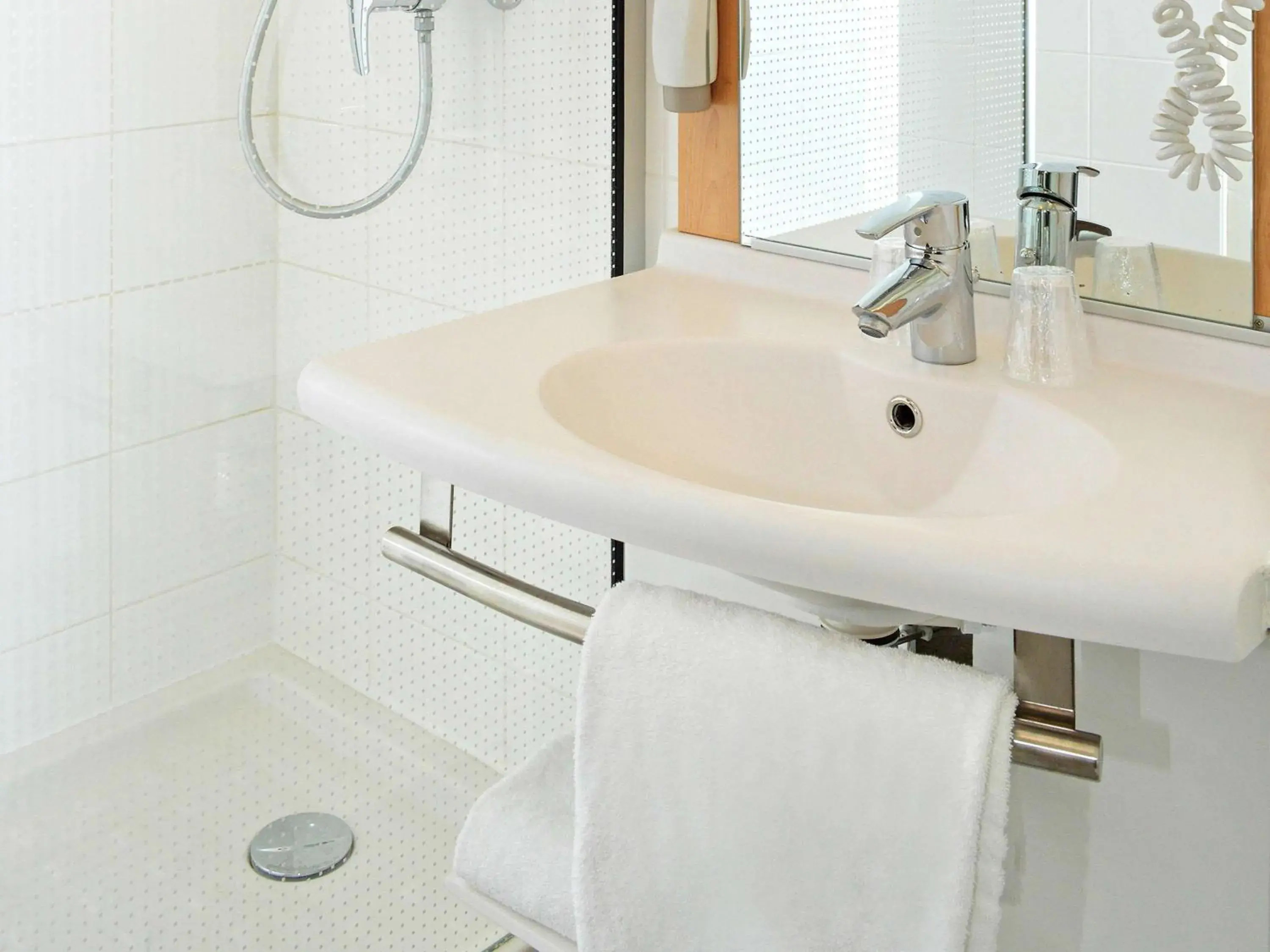 Photo of the whole room in ibis Bordeaux Saint Emilion Photo of the whole room in ibis Bordeaux Saint Emilion