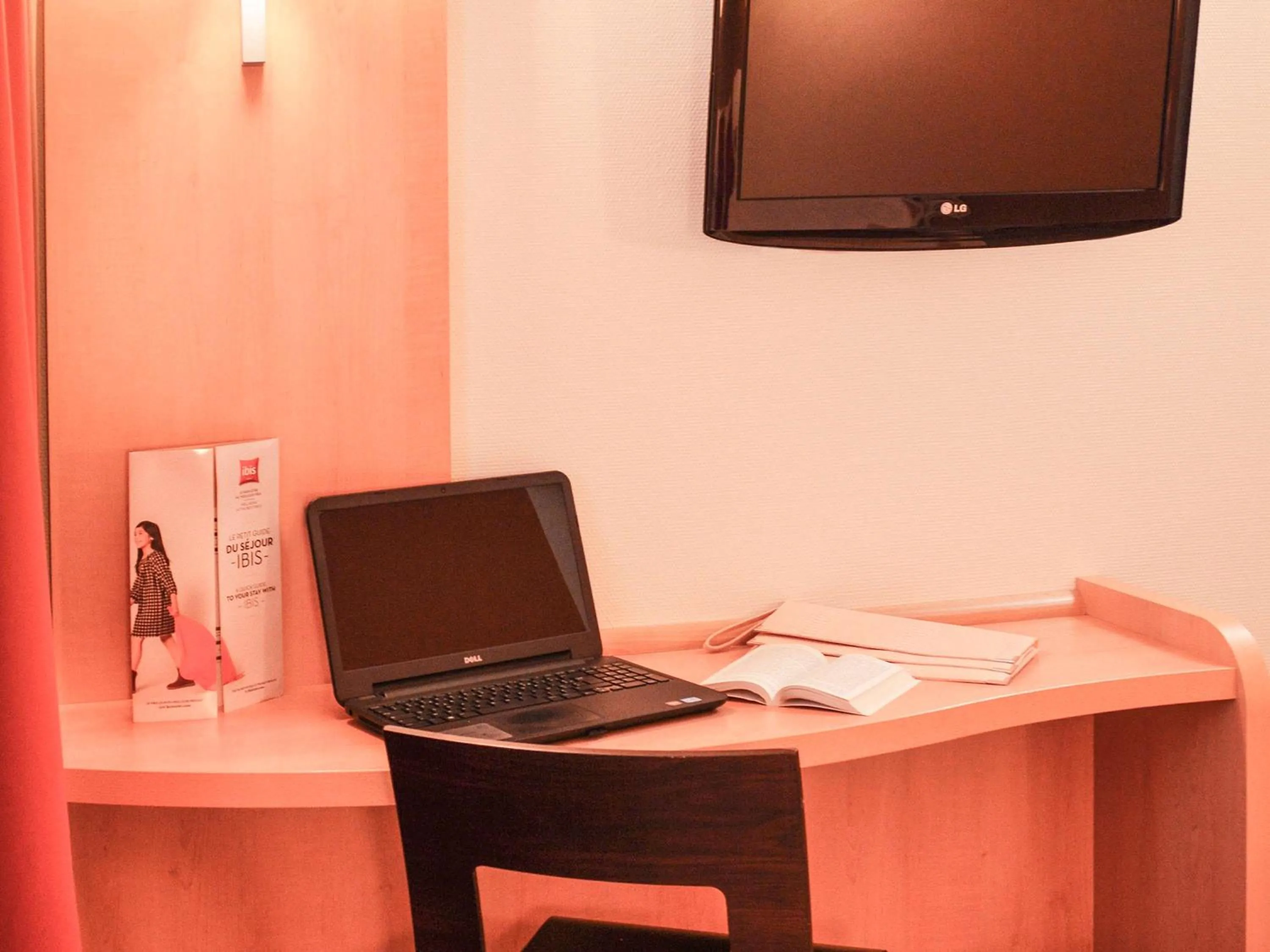 Photo of the whole room in ibis Bordeaux Saint Emilion