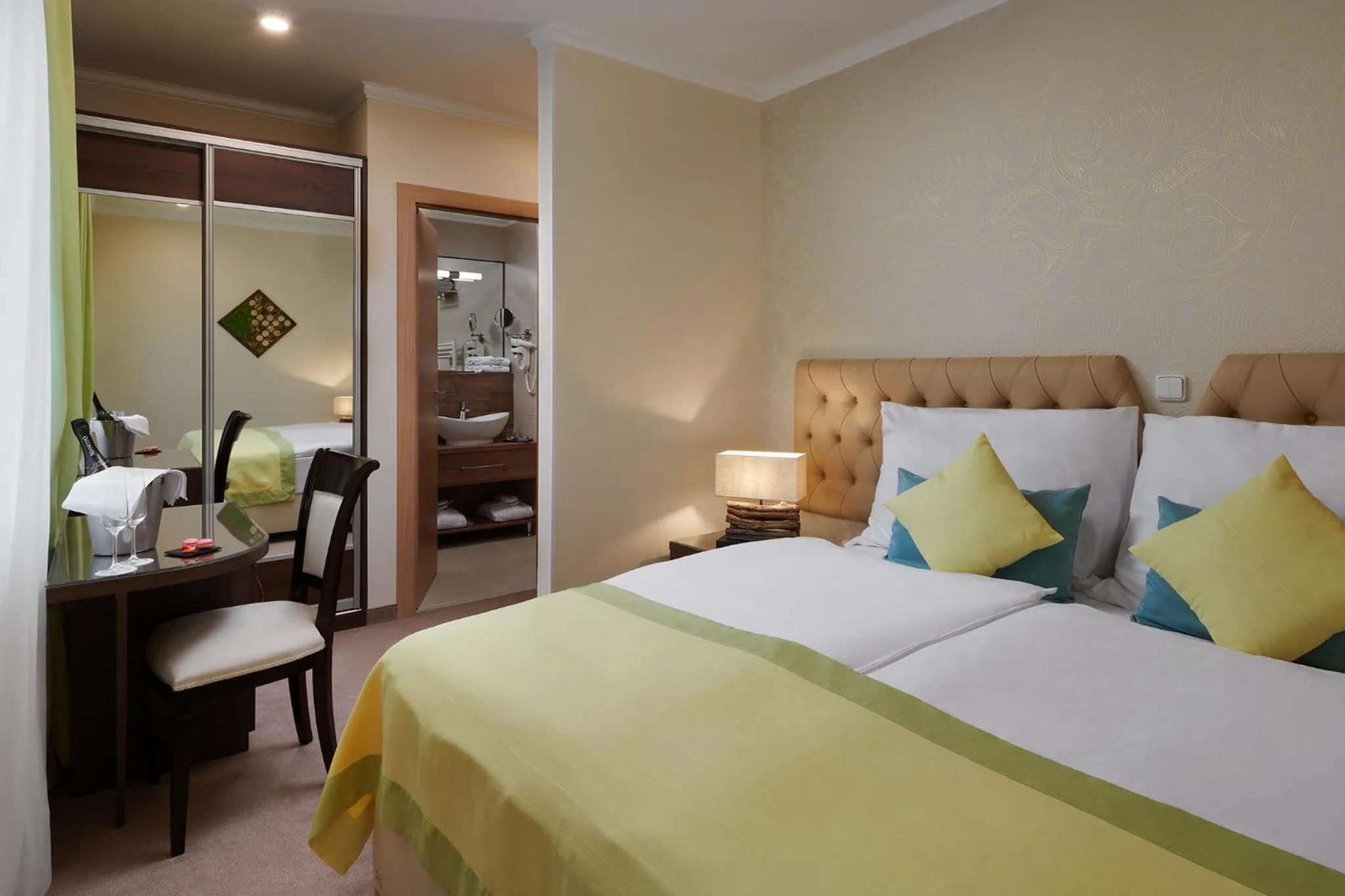 Photo of the whole room, Bed in Honour and Grace Hotel