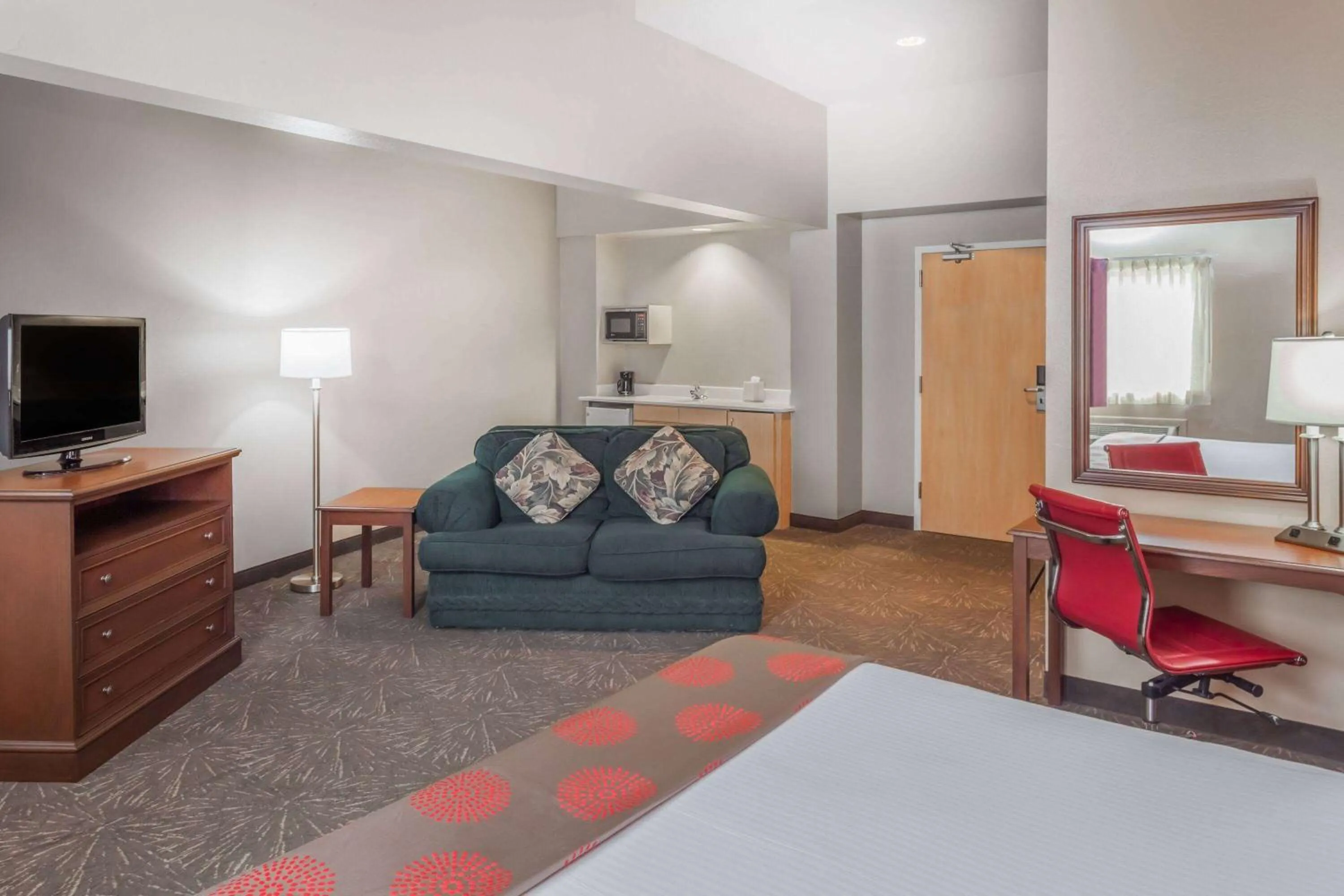 Photo of the whole room, Bed in Ramada by Wyndham Hammond Hotel & Conference Center