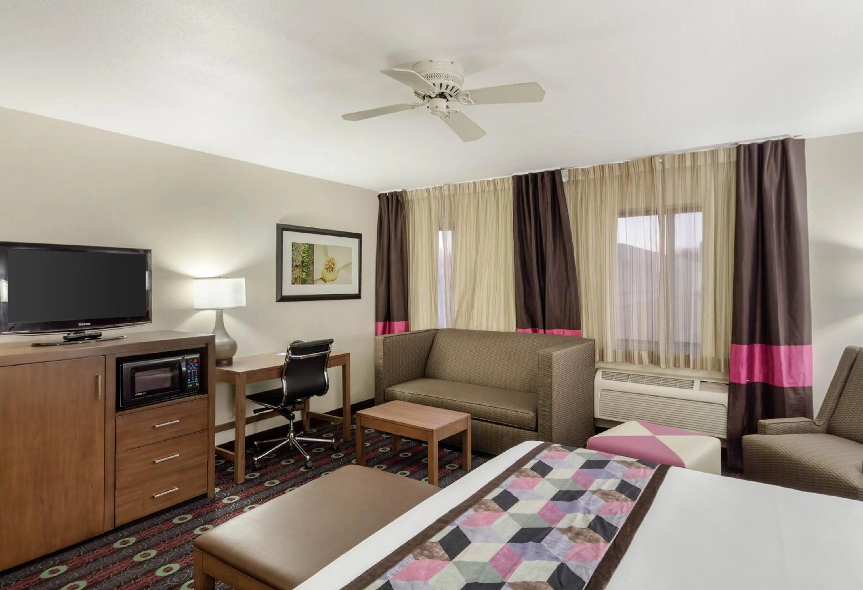 Seating area, Bed in Comfort Inn Tulsa Midtown