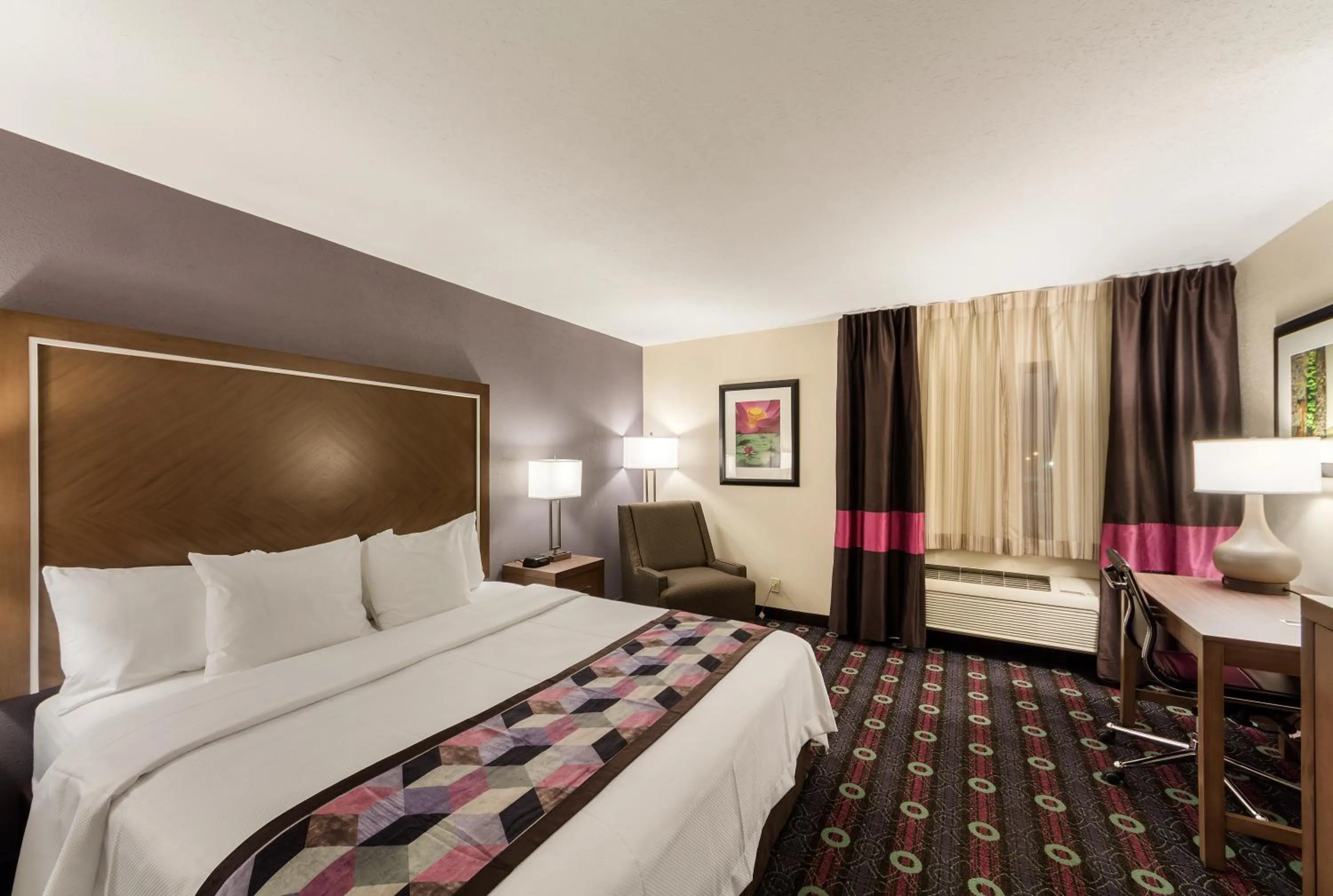 Photo of the whole room, Bed in Comfort Inn Tulsa Midtown