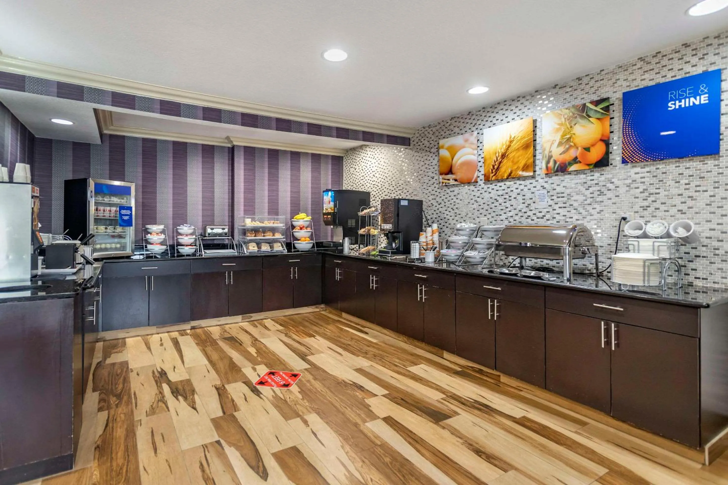 Breakfast in Comfort Inn Tulsa Midtown