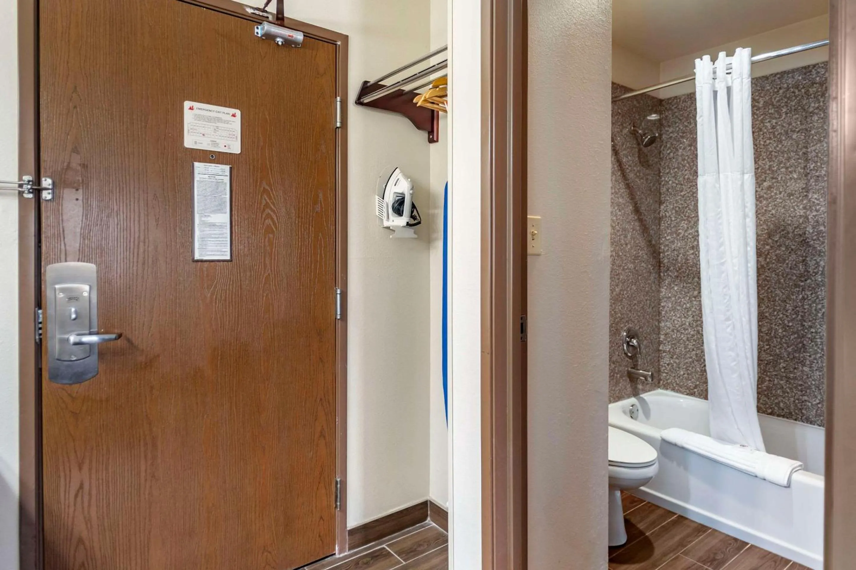 Bedroom in Comfort Inn Tulsa Midtown