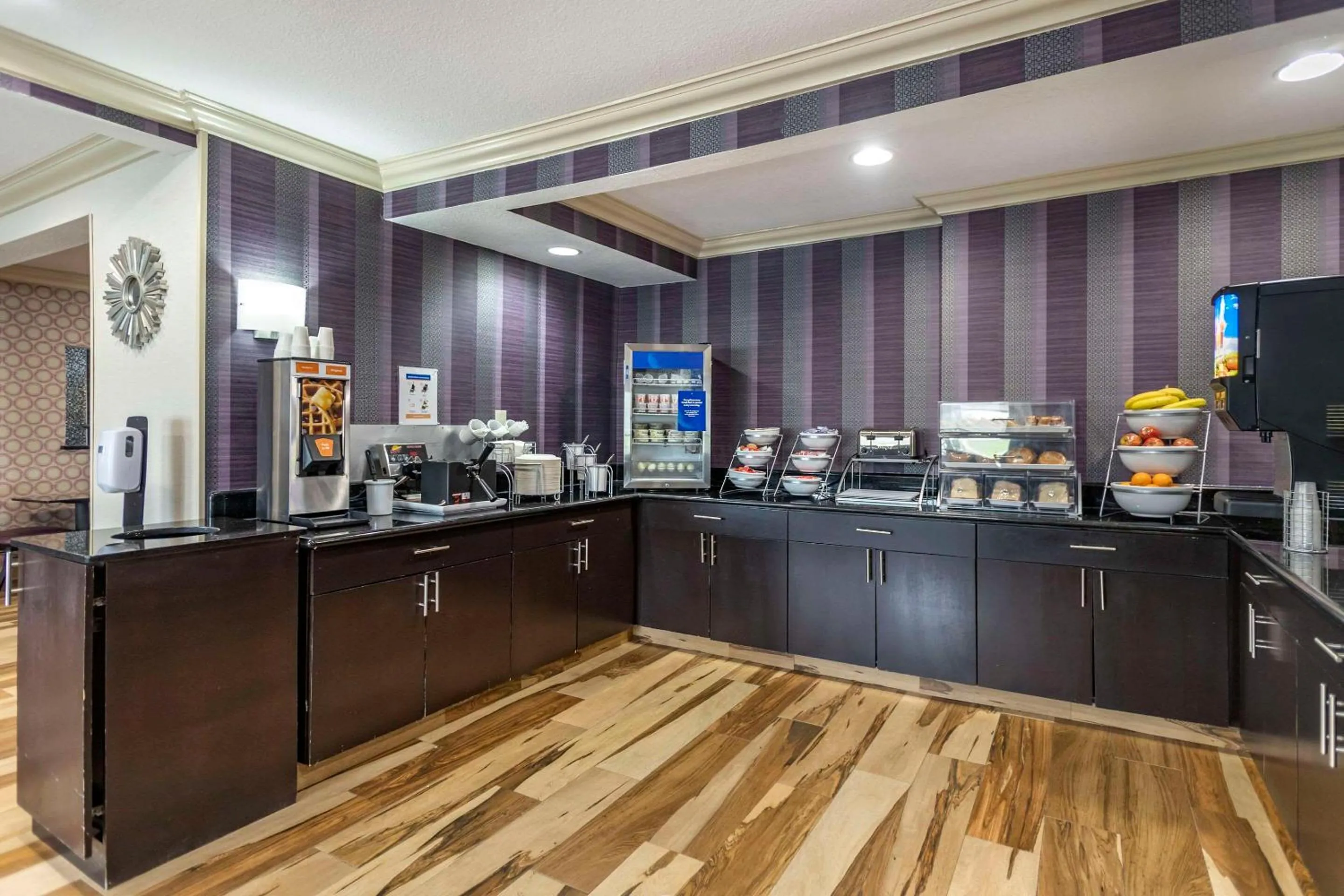 Breakfast in Comfort Inn Tulsa Midtown