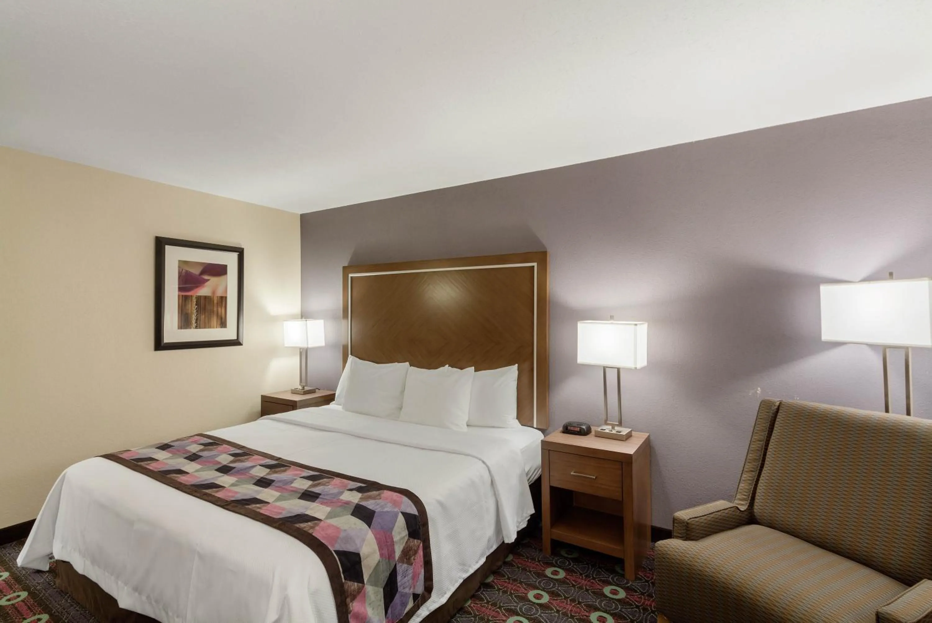 Bed in Comfort Inn Tulsa Midtown