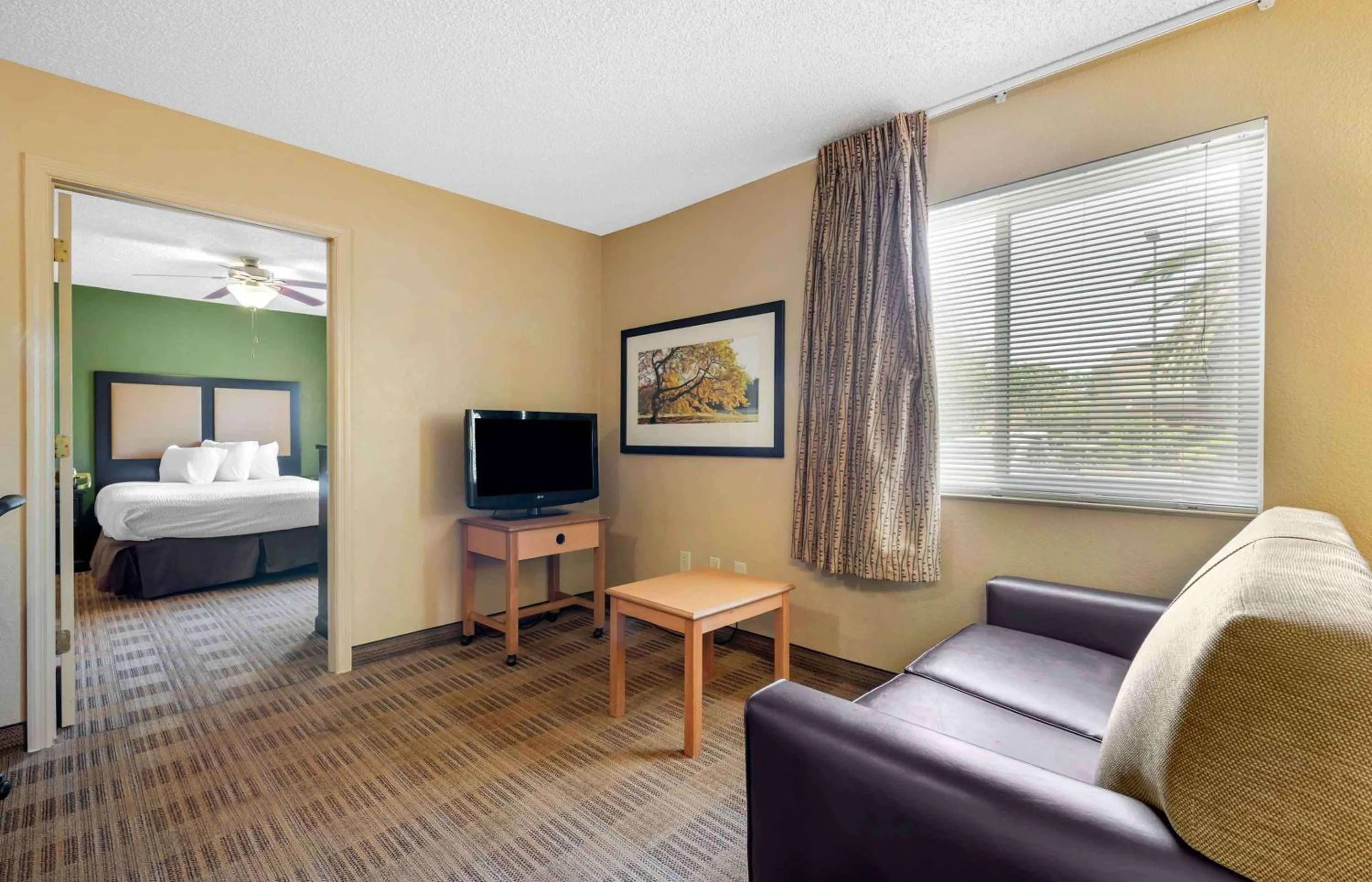 Bedroom, Bed in Extended Stay America Select Suites - Jacksonville Salisbury Rd Southpoint