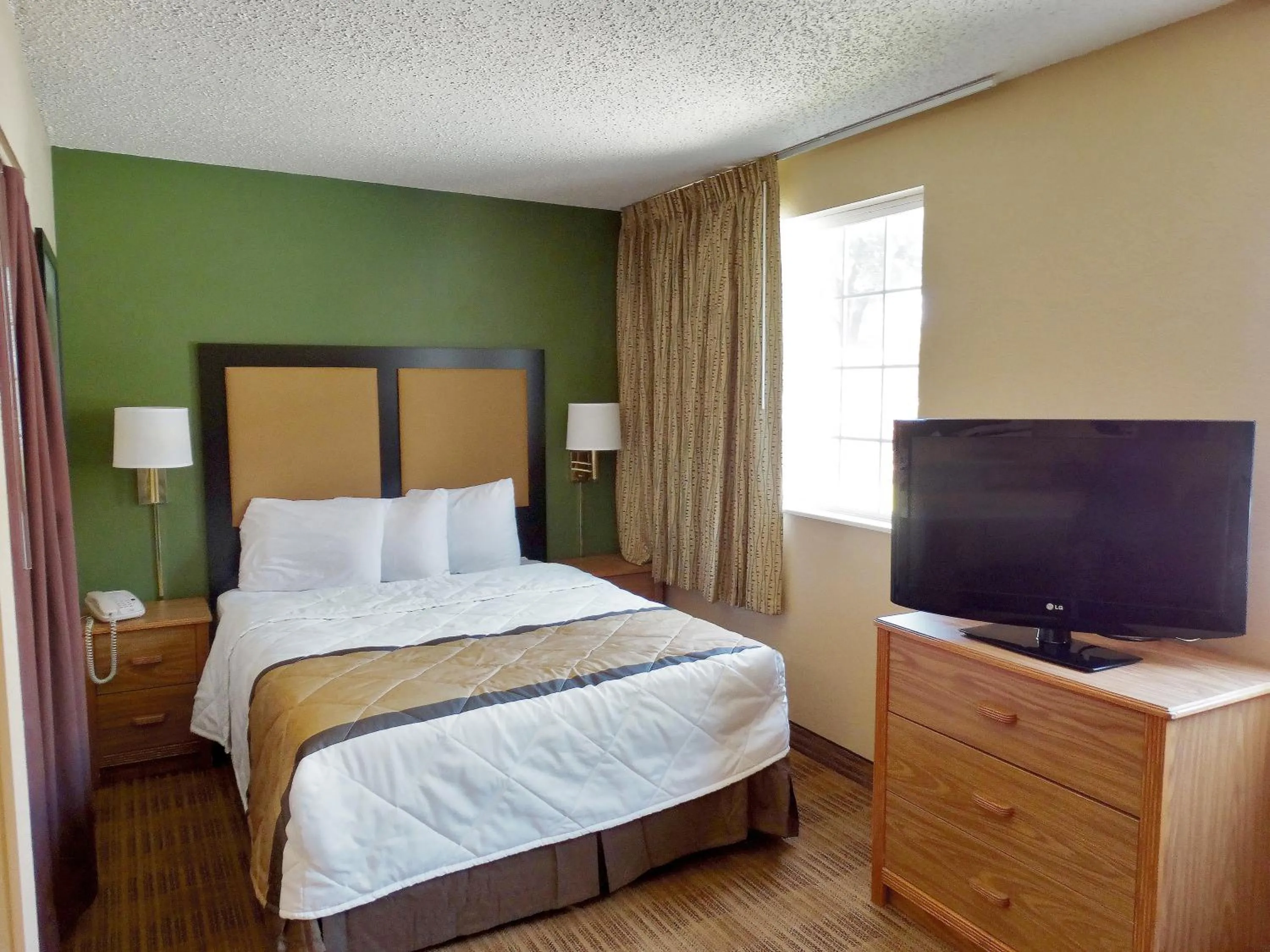 Bed in Extended Stay America Select Suites - Jacksonville Salisbury Rd Southpoint