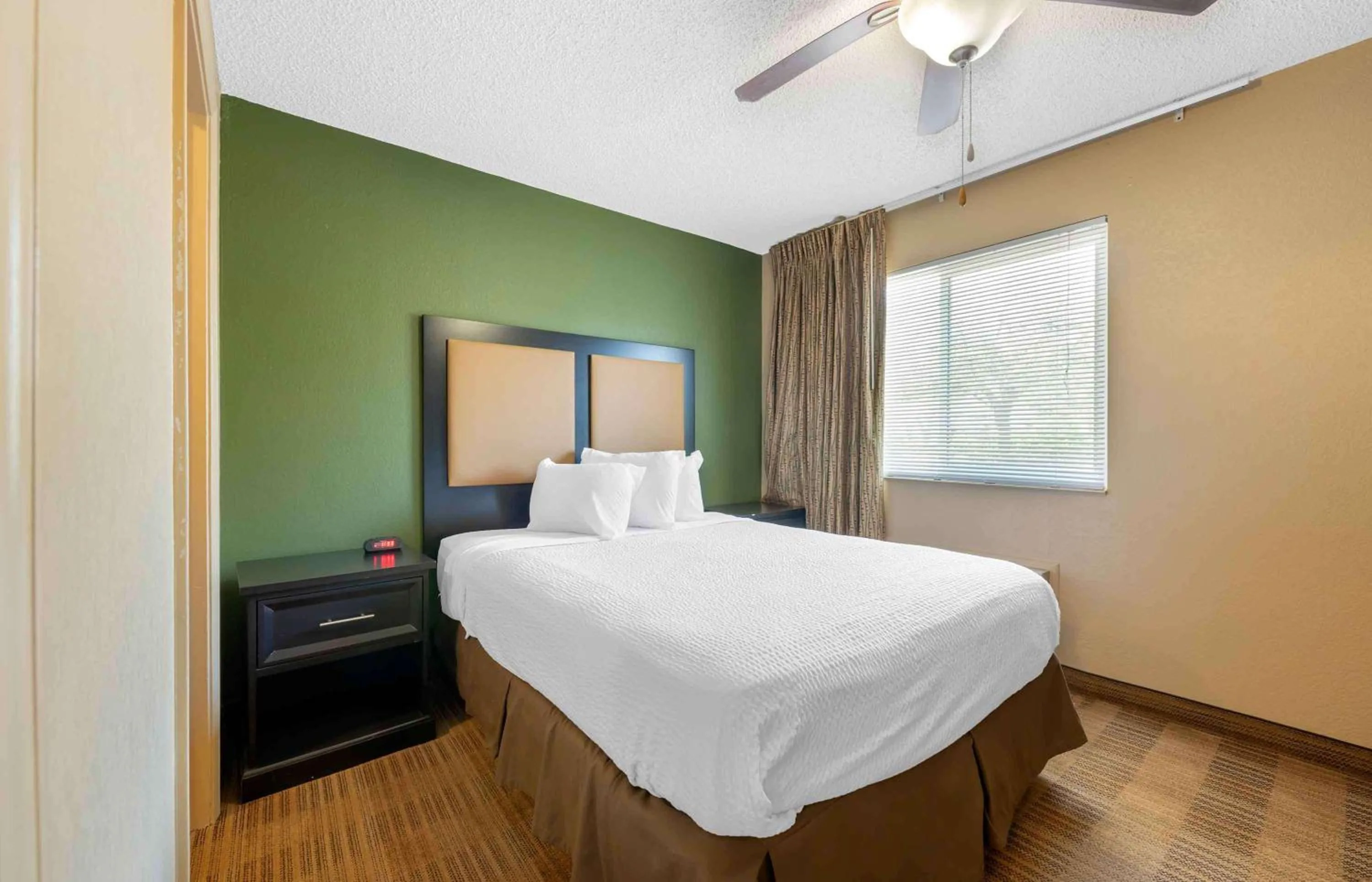 Bedroom, Bed in Extended Stay America Select Suites - Jacksonville Salisbury Rd Southpoint