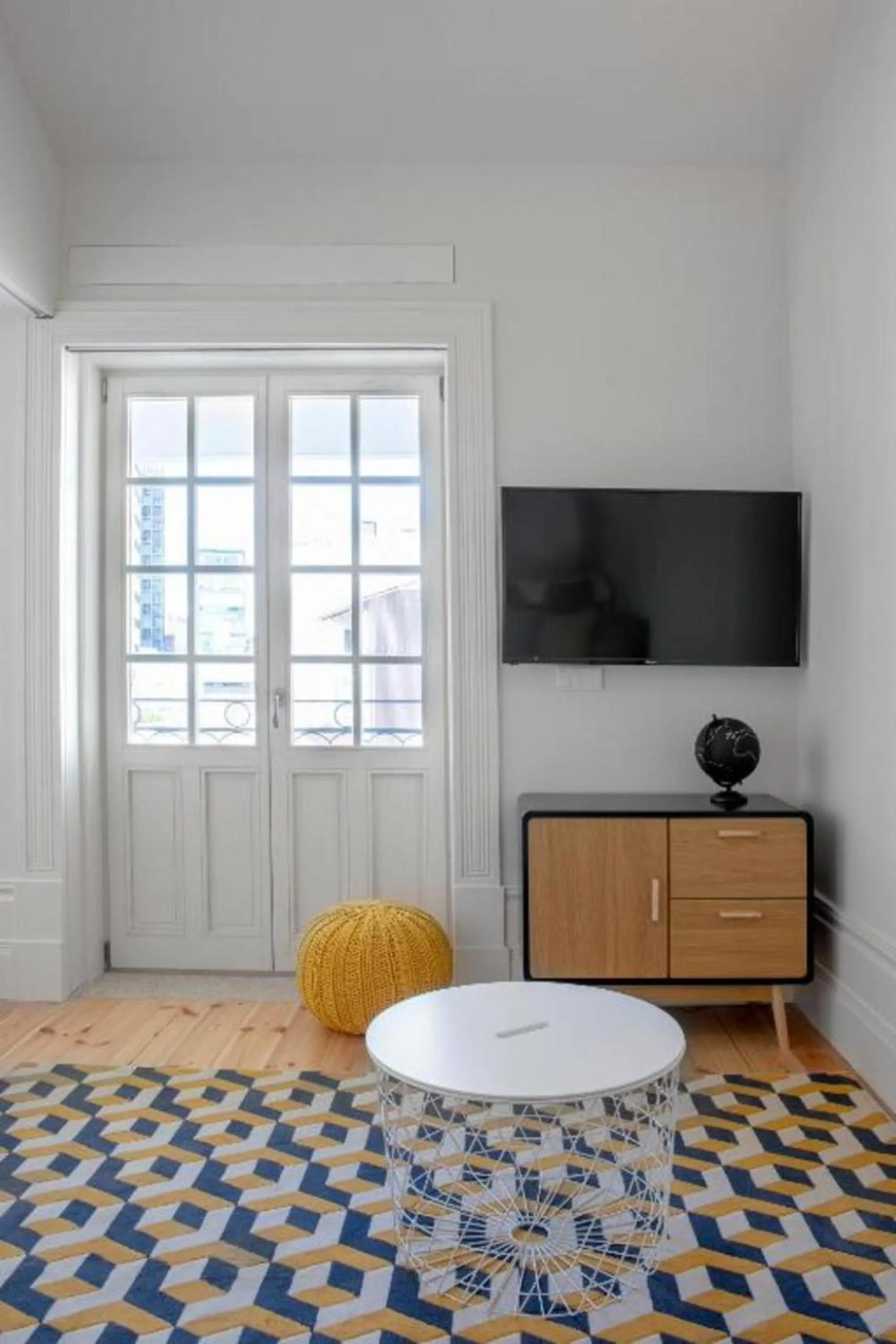 Communal lounge/ TV room in MyStay Porto - Urban Collection