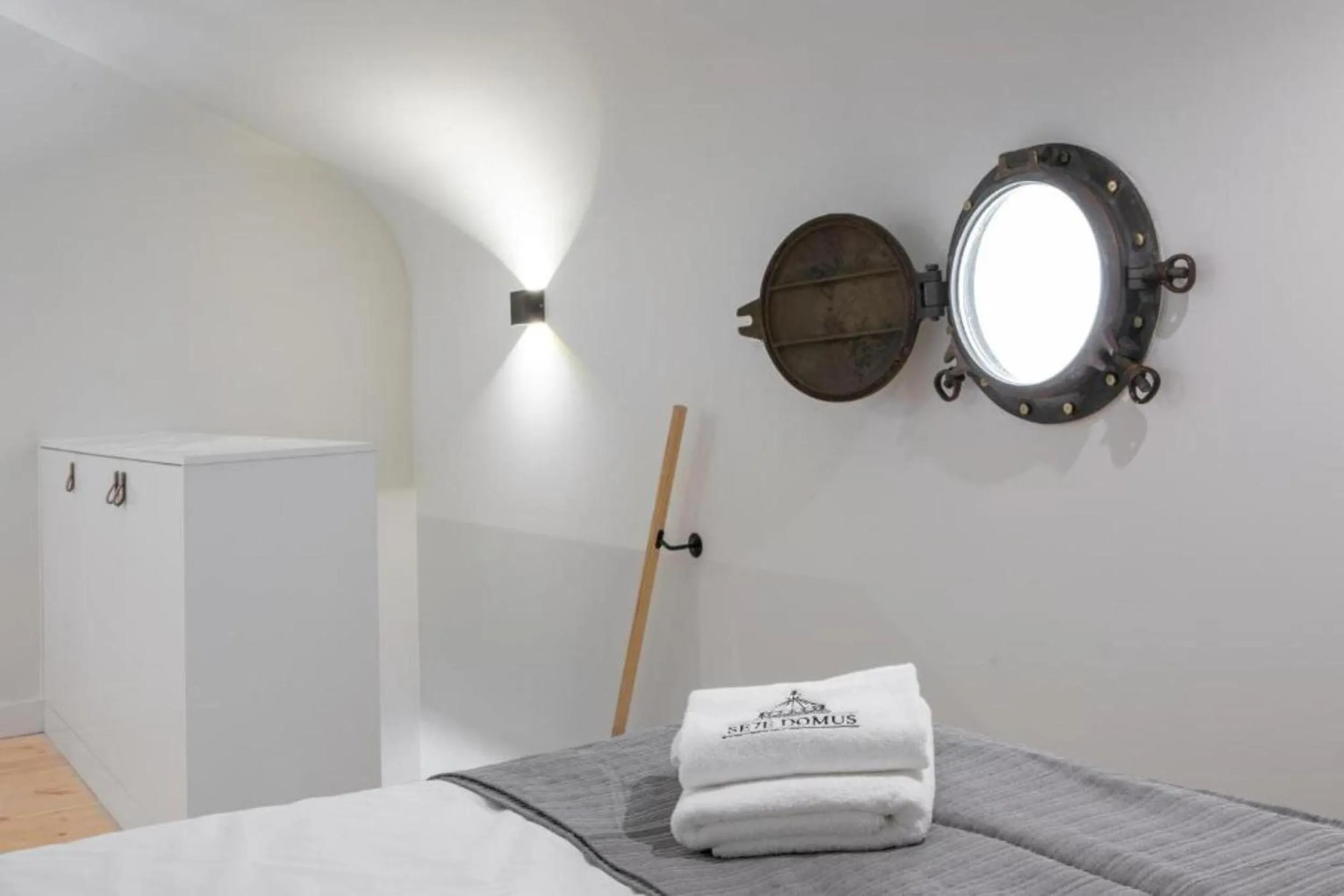Decorative detail, Bed in MyStay Porto - Urban Collection