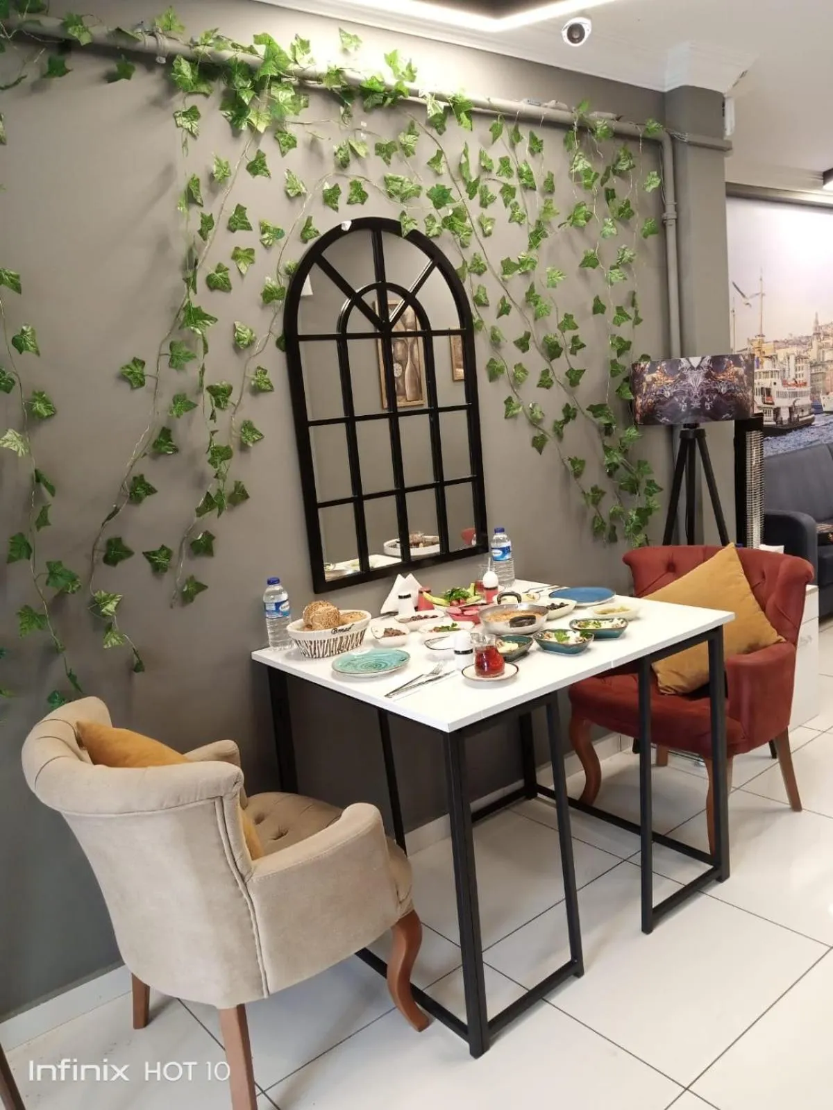 Restaurant/places to eat in Tavra hotel