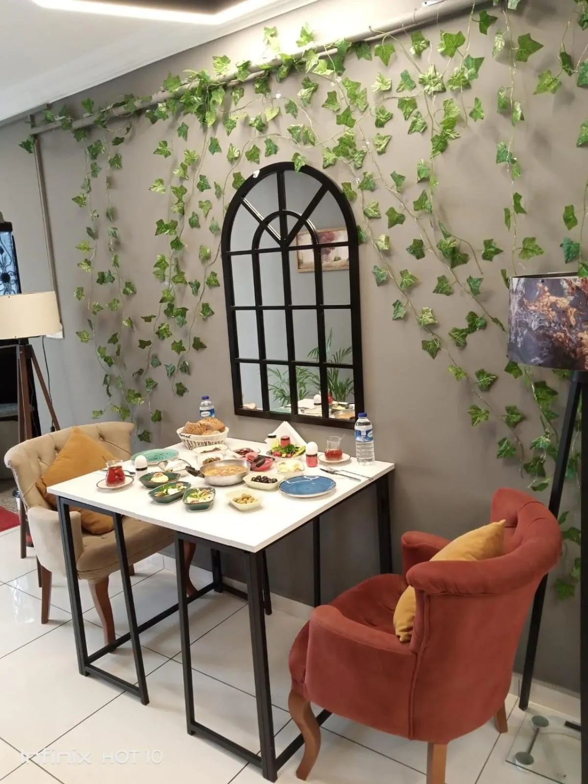 Restaurant/places to eat in Tavra hotel