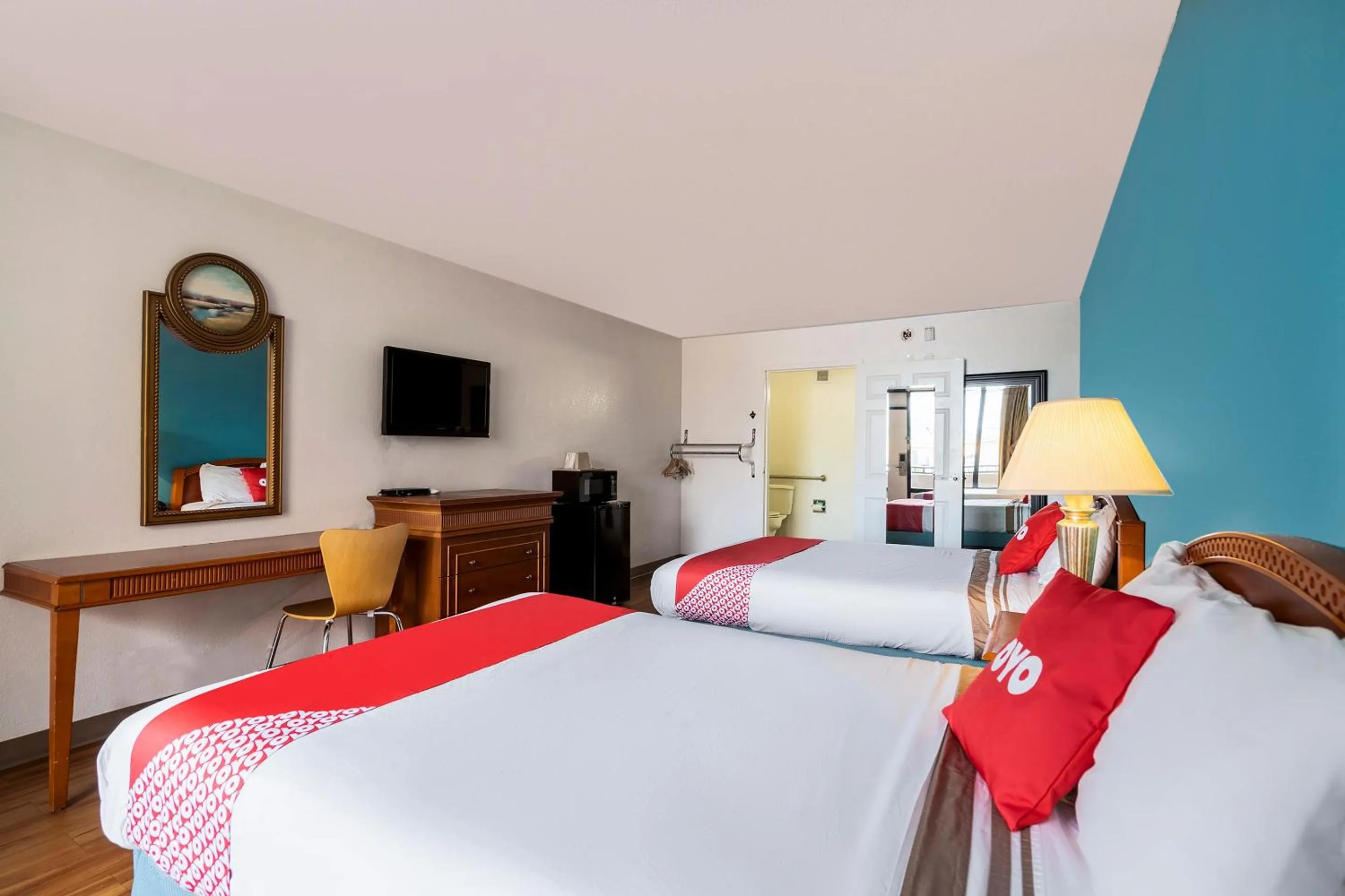 Bathroom, Bed in OYO Hotel Bossier City LA - Red River