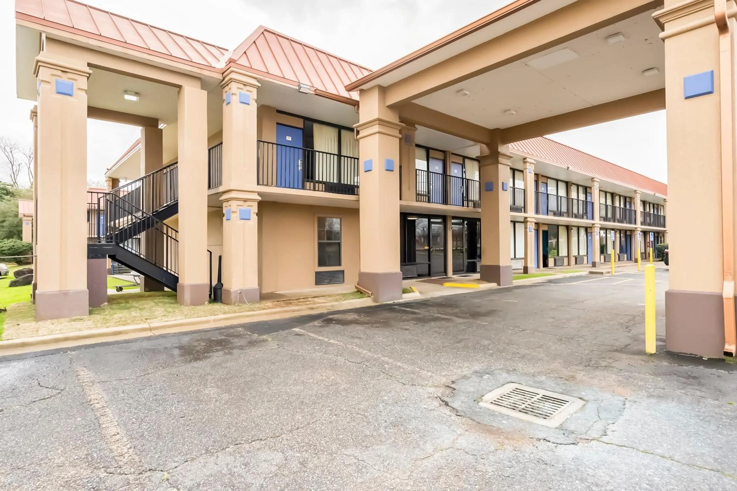 Facade/entrance in OYO Hotel Bossier City LA - Red River