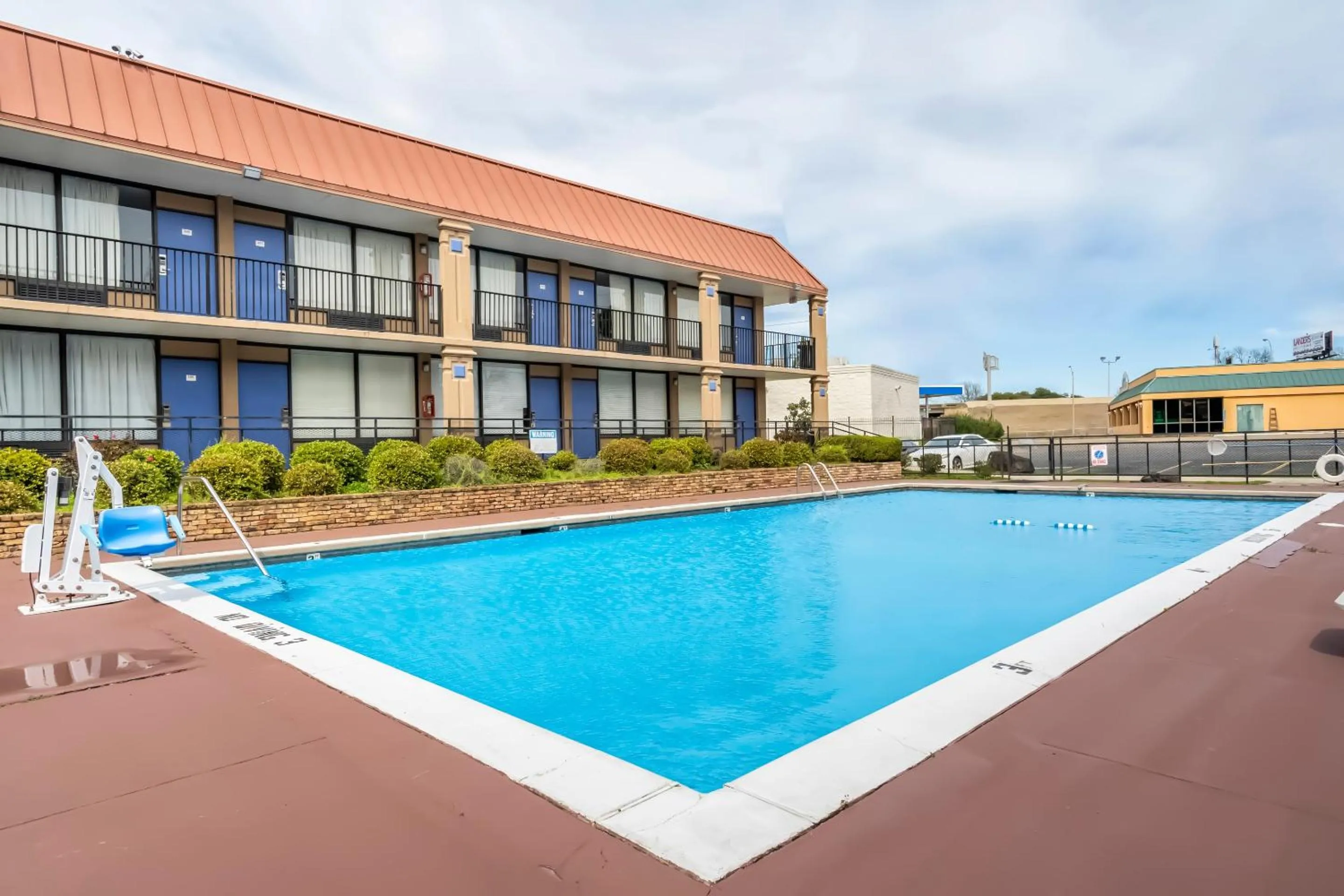 Swimming pool in OYO Hotel Bossier City LA - Red River