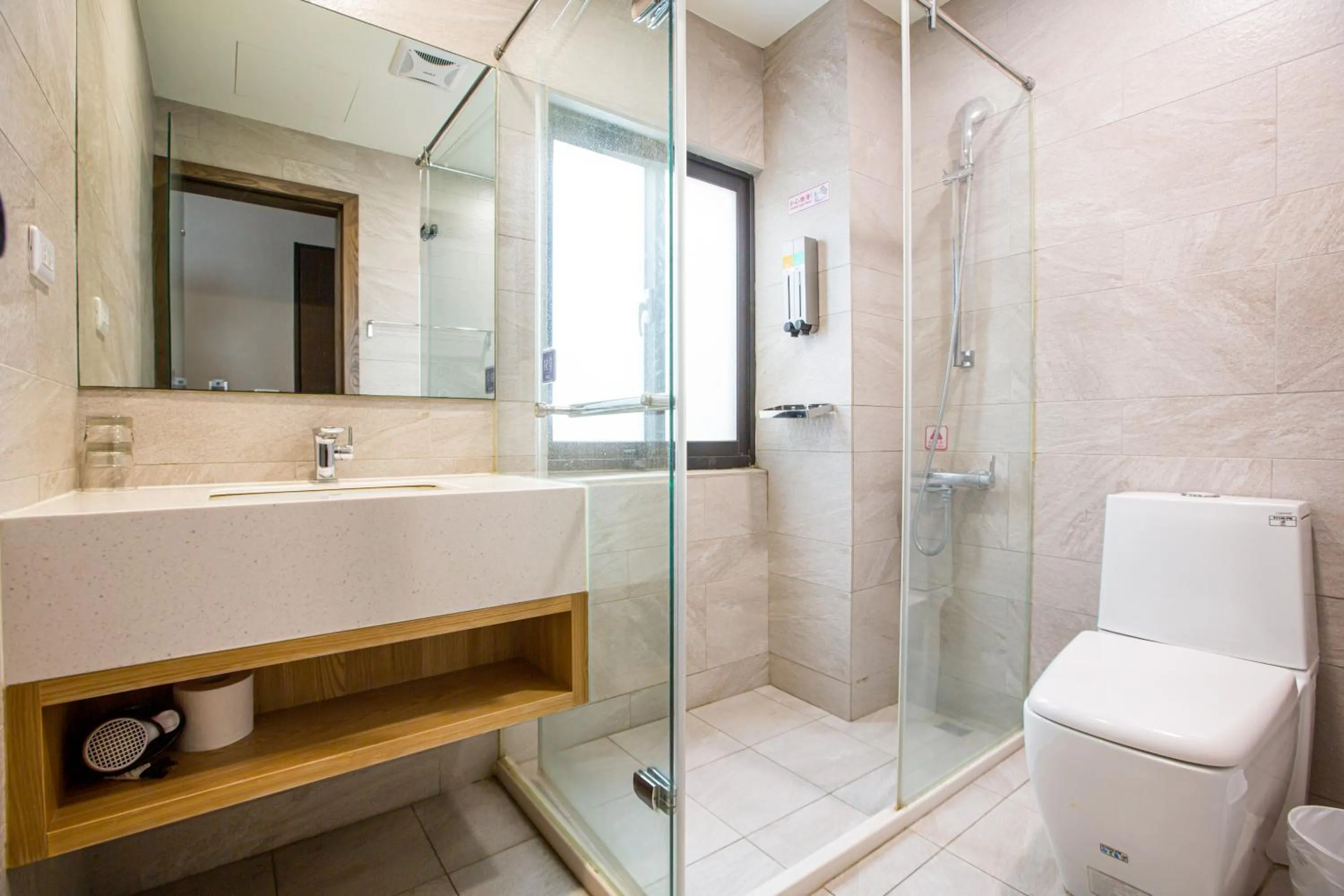 Toilet in Easylazy Inn