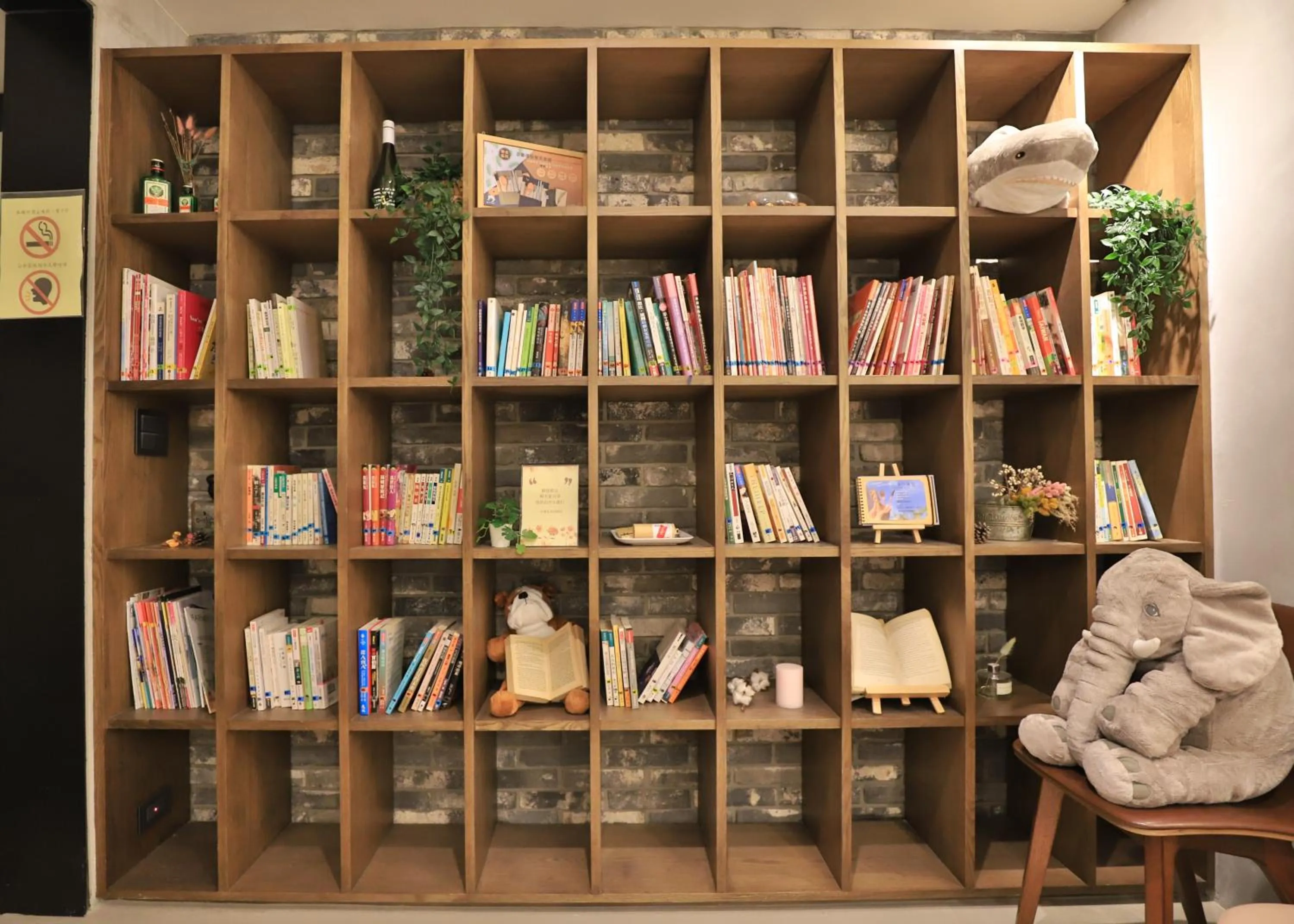 Library in Easylazy Inn