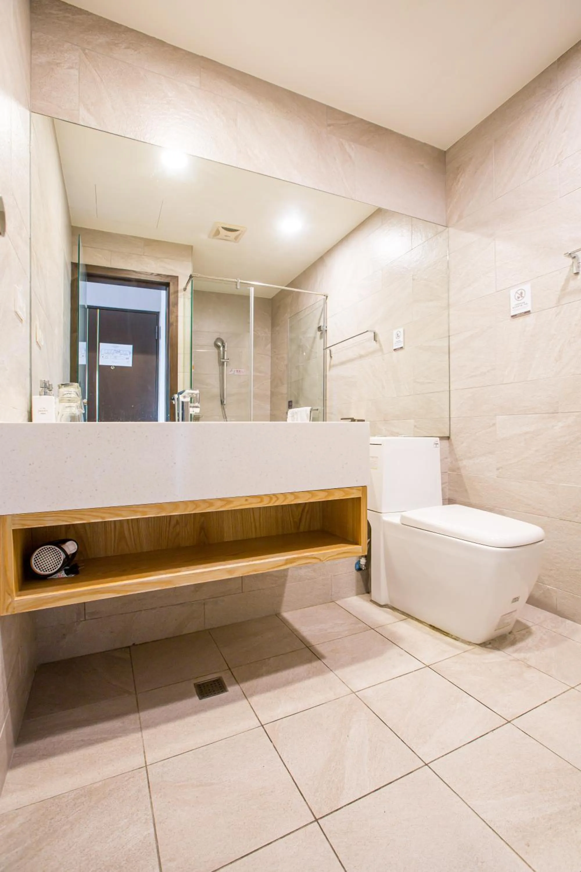 Toilet in Easylazy Inn