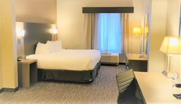 TV and multimedia, Bed in Wingate by Wyndham Erie TV and multimedia, Bed in Wingate by Wyndham Erie