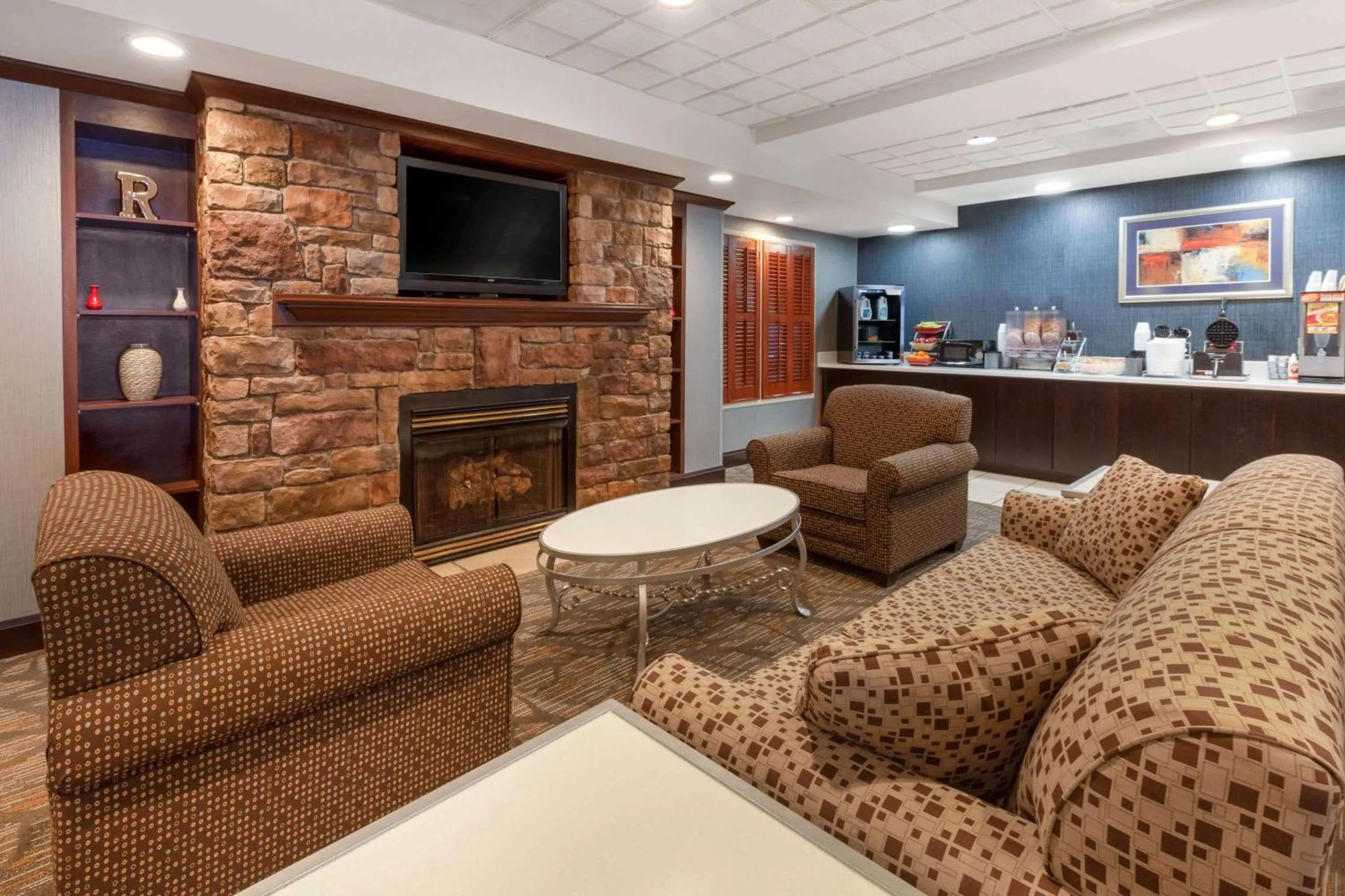 Restaurant/places to eat in Wingate by Wyndham Erie