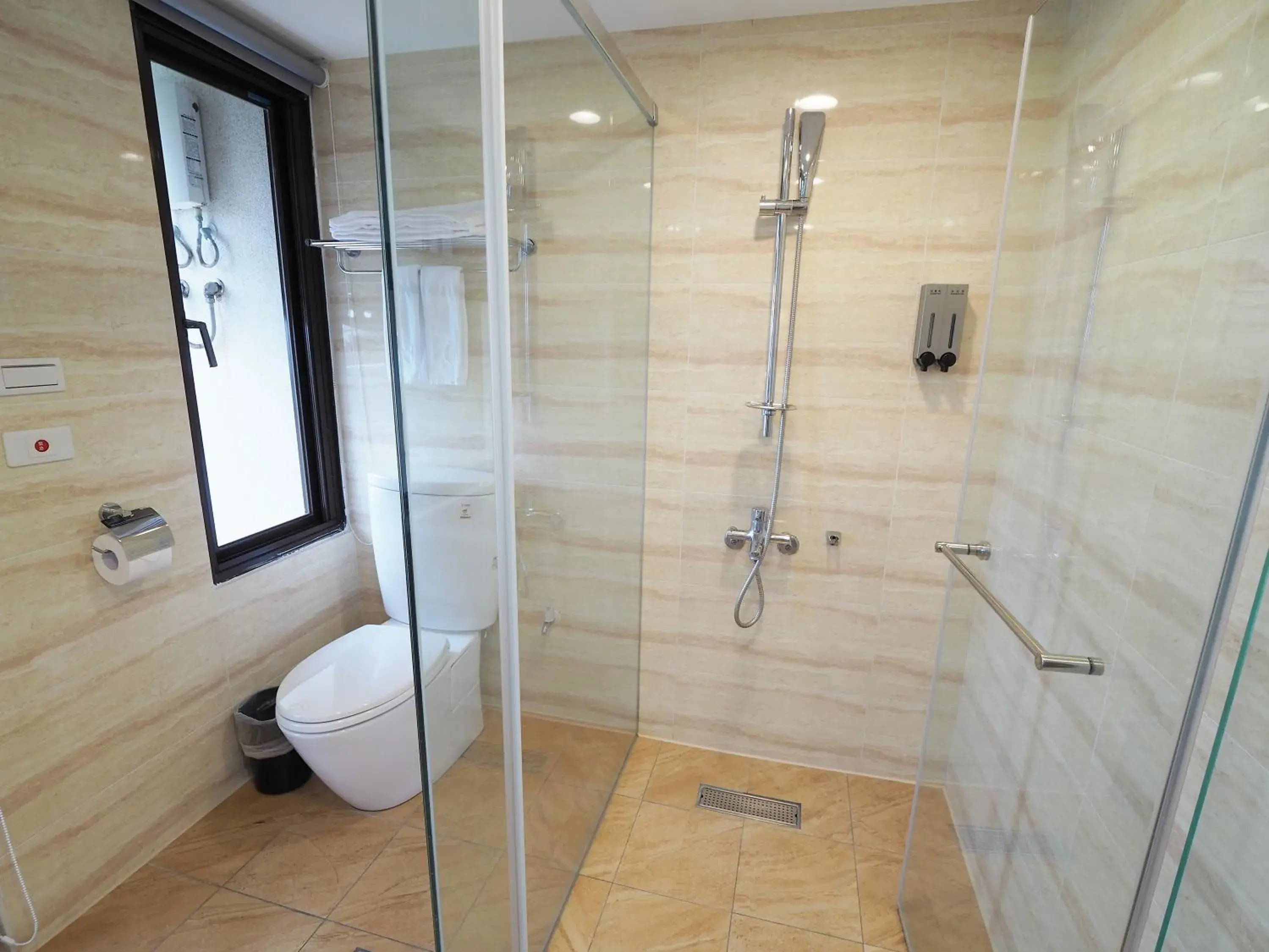 Shower, Bathroom in Kailan Hotel