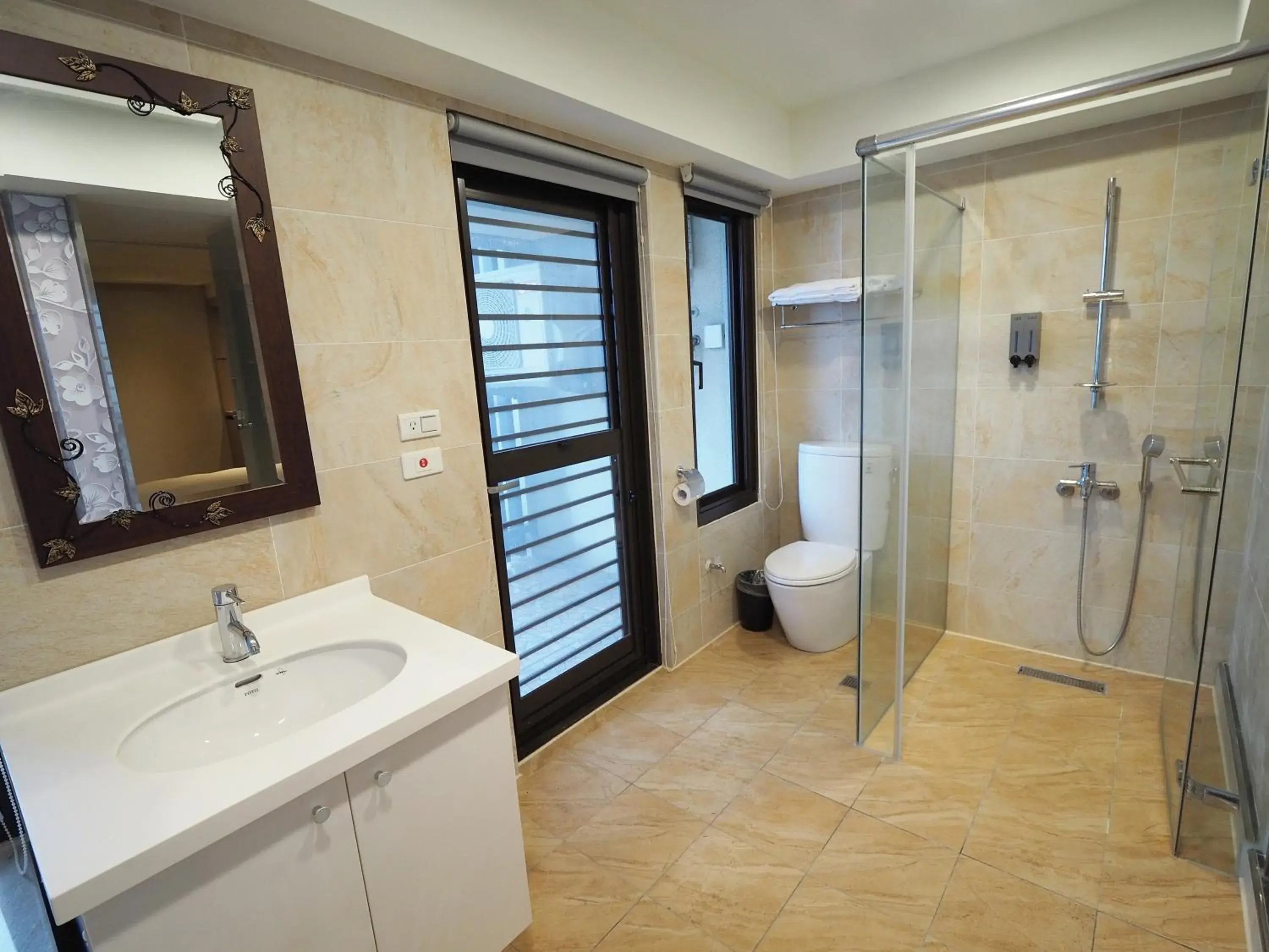 Shower, Bathroom in Kailan Hotel
