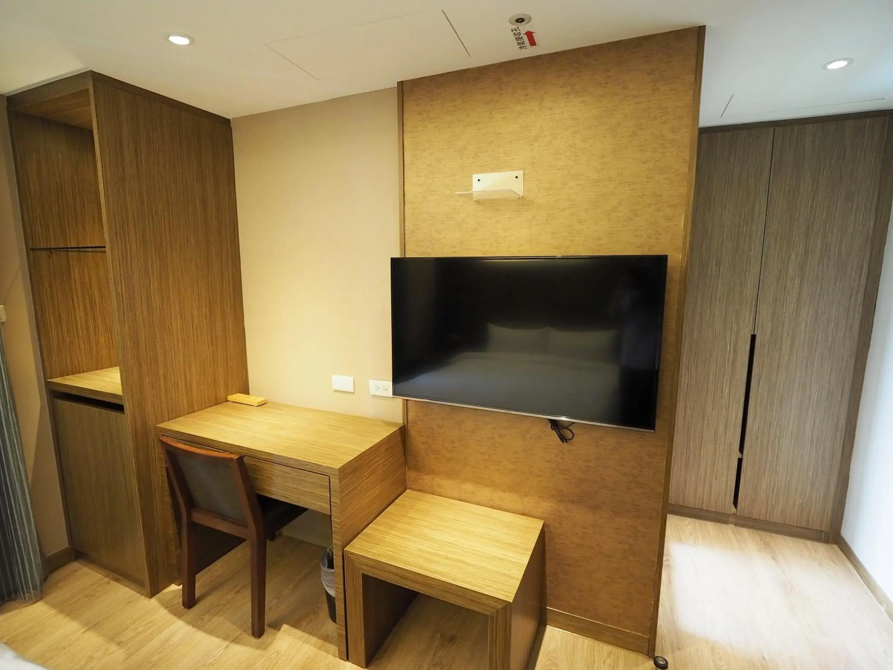 TV and multimedia, TV/Entertainment Center in Kailan Hotel