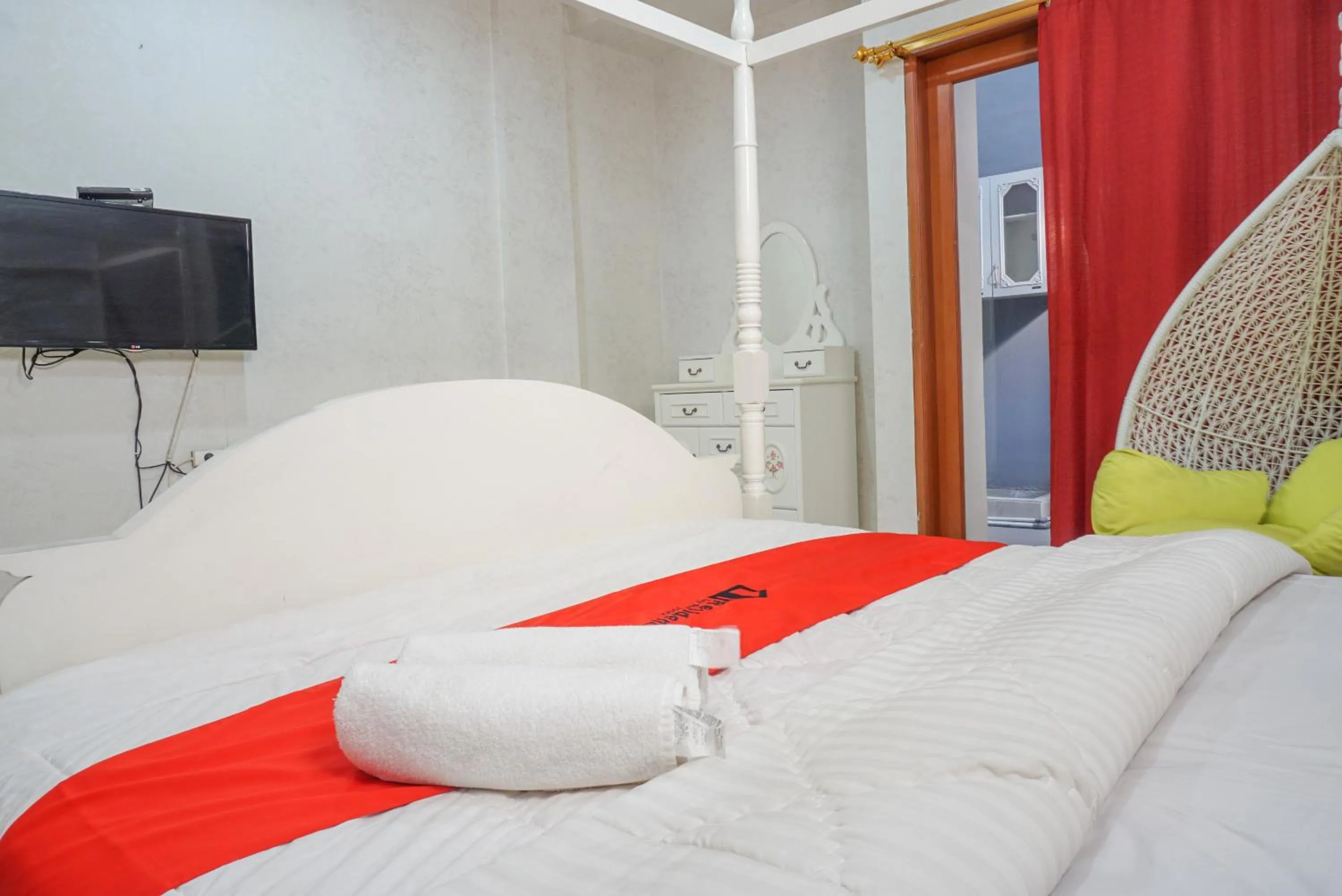 Bed in RedDoorz near Kemang Square