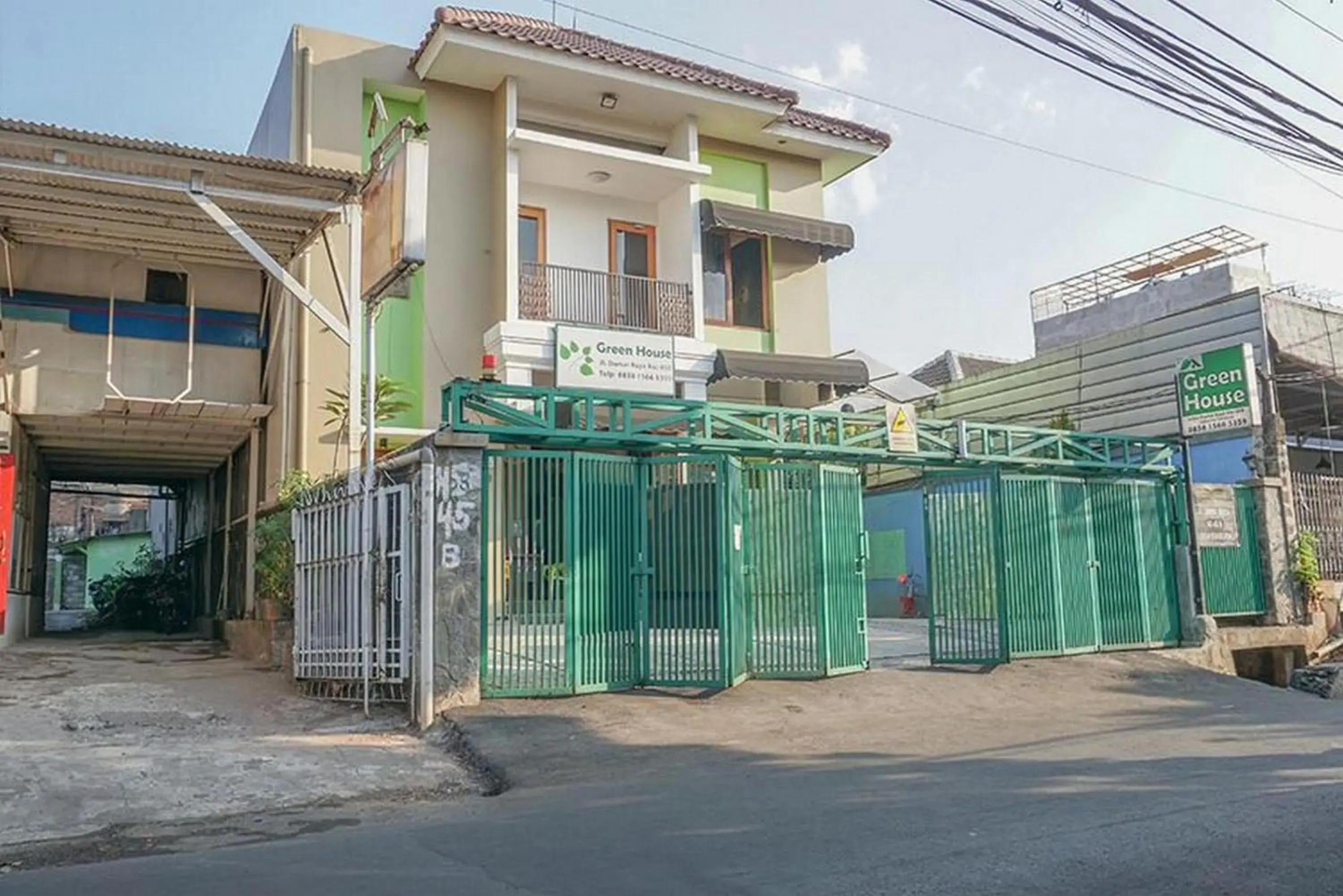 Facade/entrance in RedDoorz near Kemang Square Facade/entrance in RedDoorz near Kemang Square