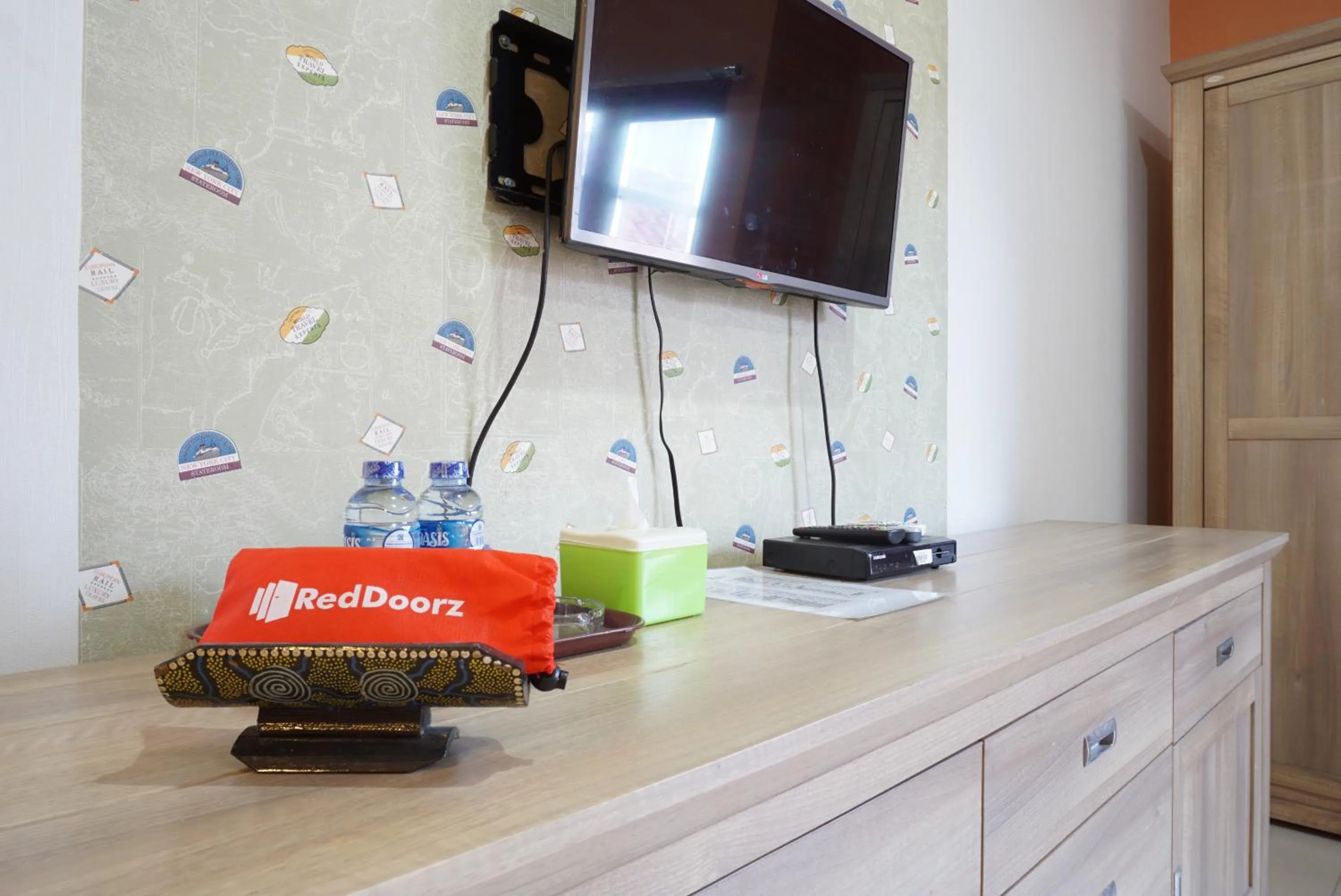 Coffee/tea facilities in RedDoorz near Kemang Square