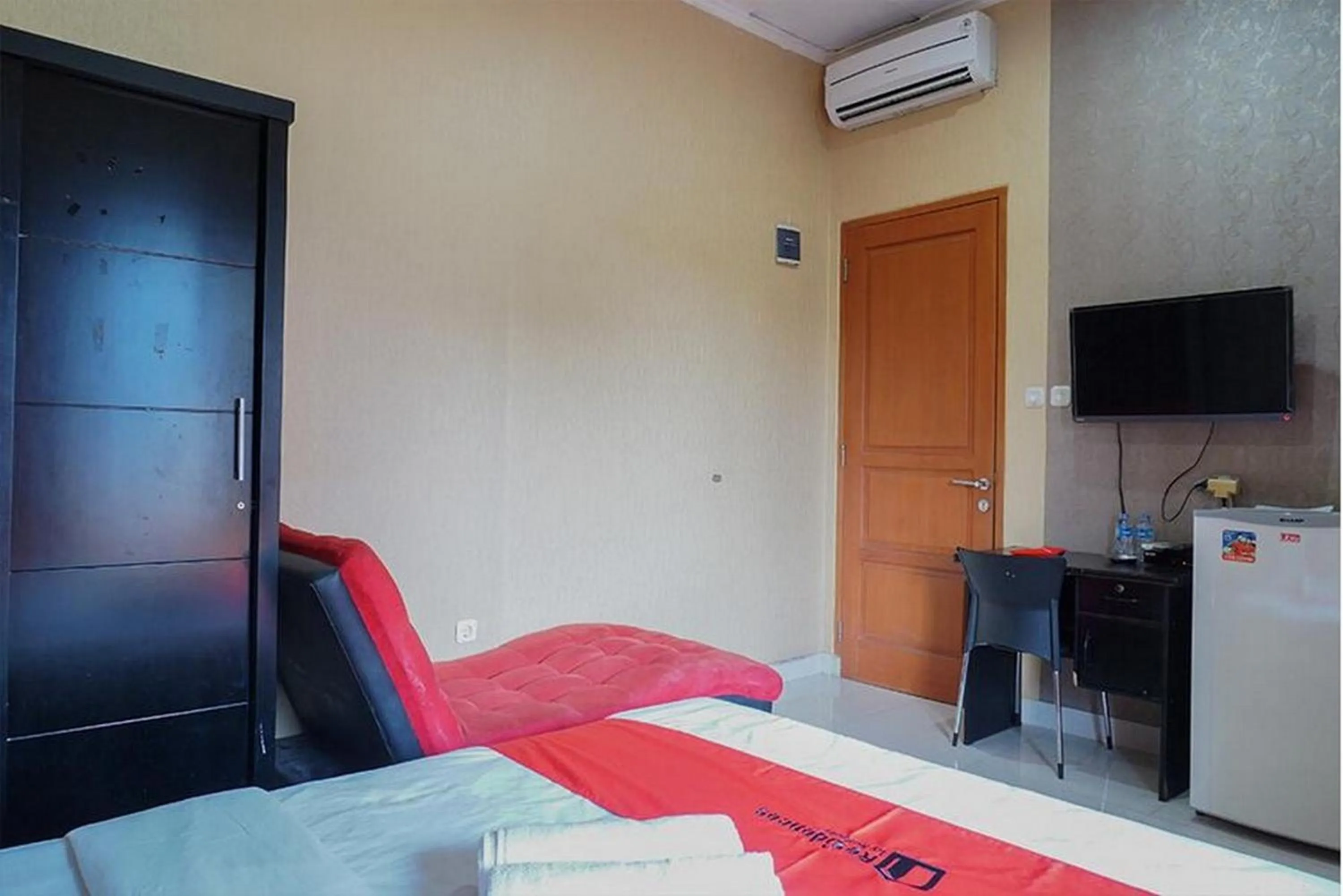 Bedroom in RedDoorz near Kemang Square