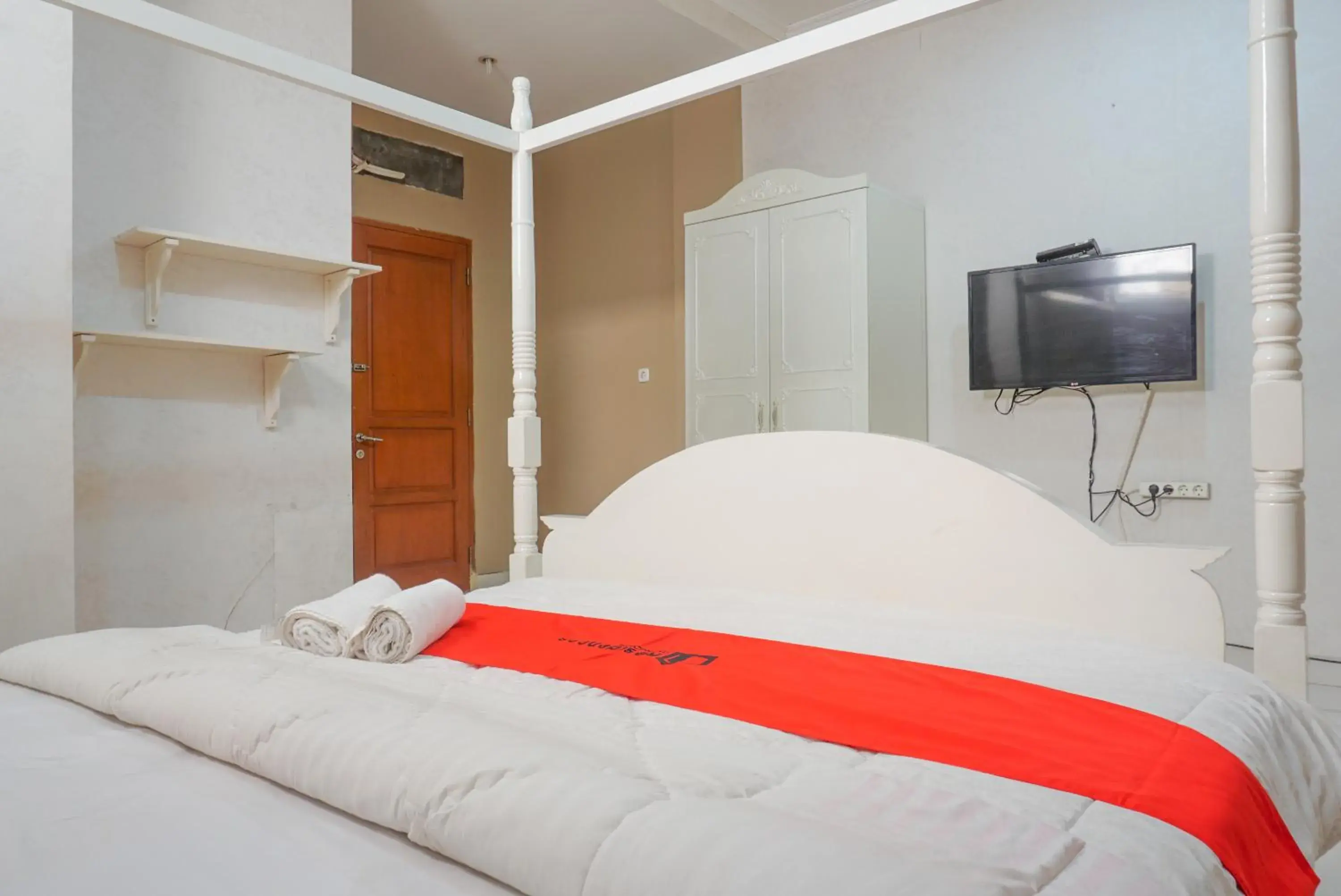 Bed in RedDoorz near Kemang Square Bed in RedDoorz near Kemang Square