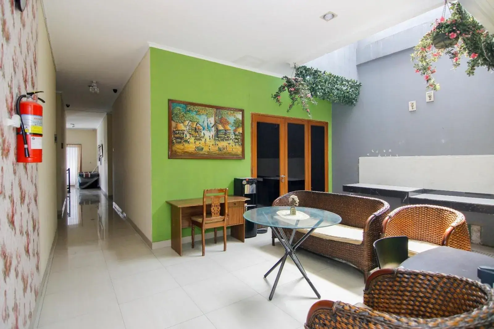 Facade/entrance in RedDoorz near Kemang Square Facade/entrance in RedDoorz near Kemang Square