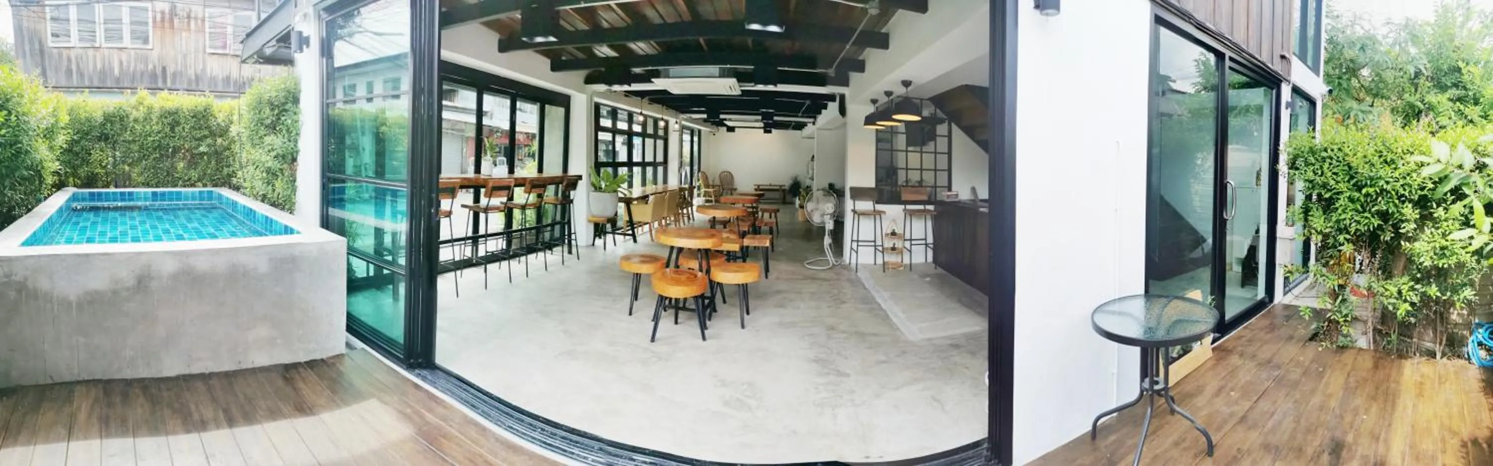 Facade/entrance in Stay Here Hostel