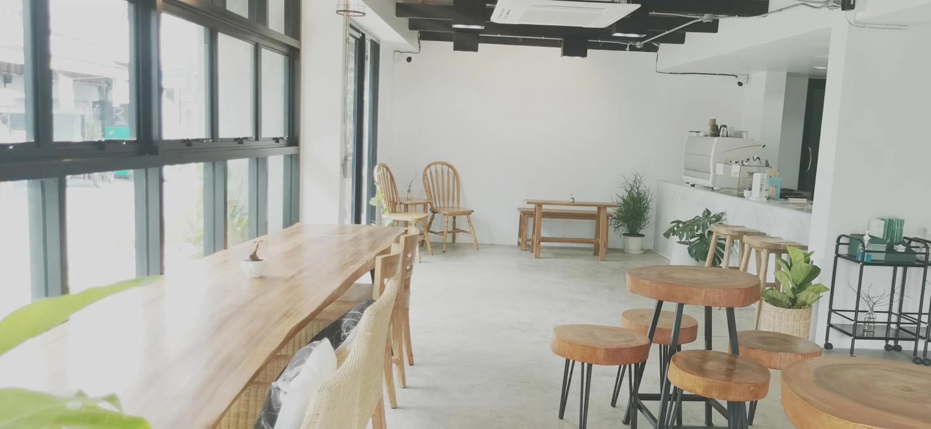 Communal lounge/ TV room in Stay Here Hostel