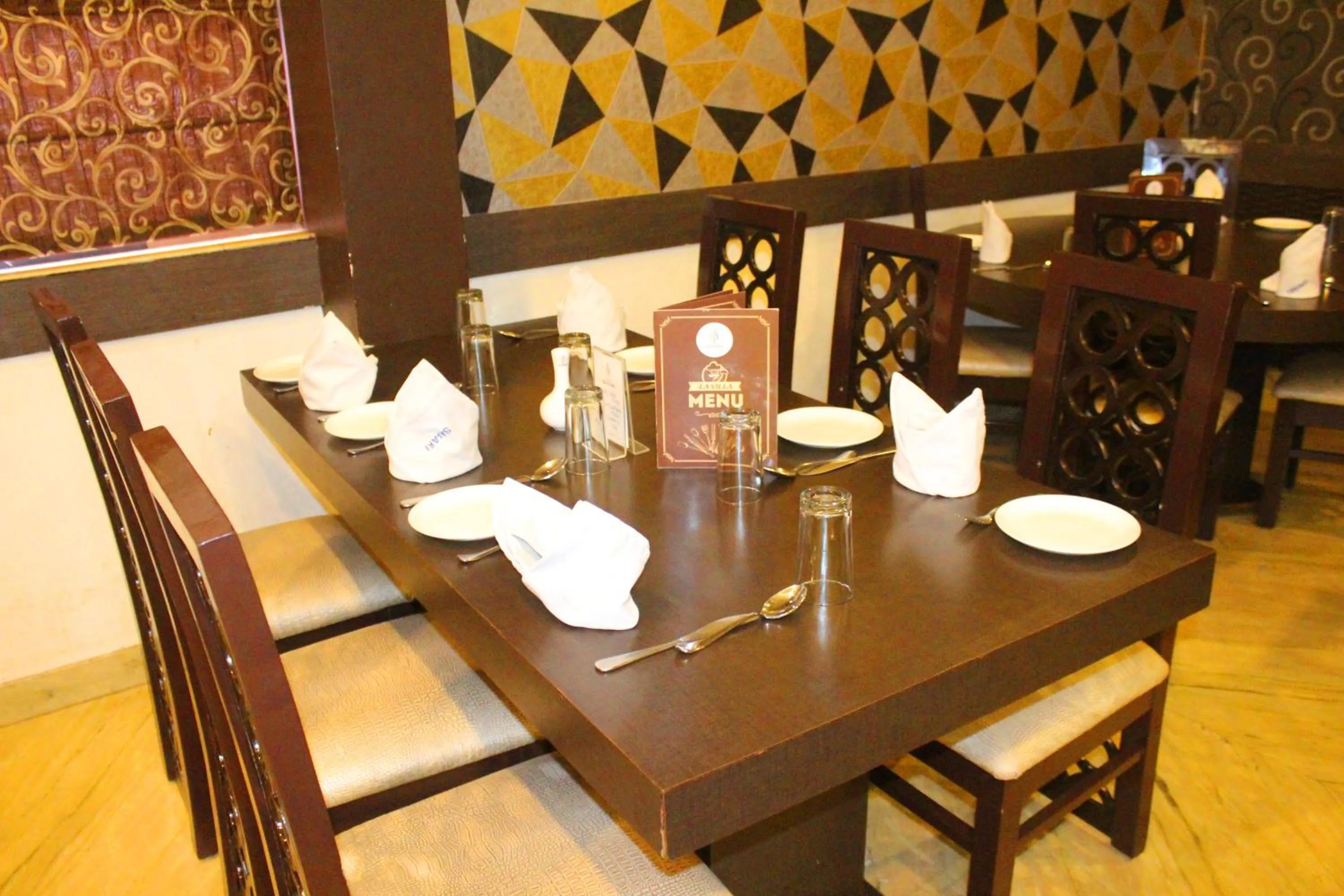 Restaurant/places to eat in Hotel Safari