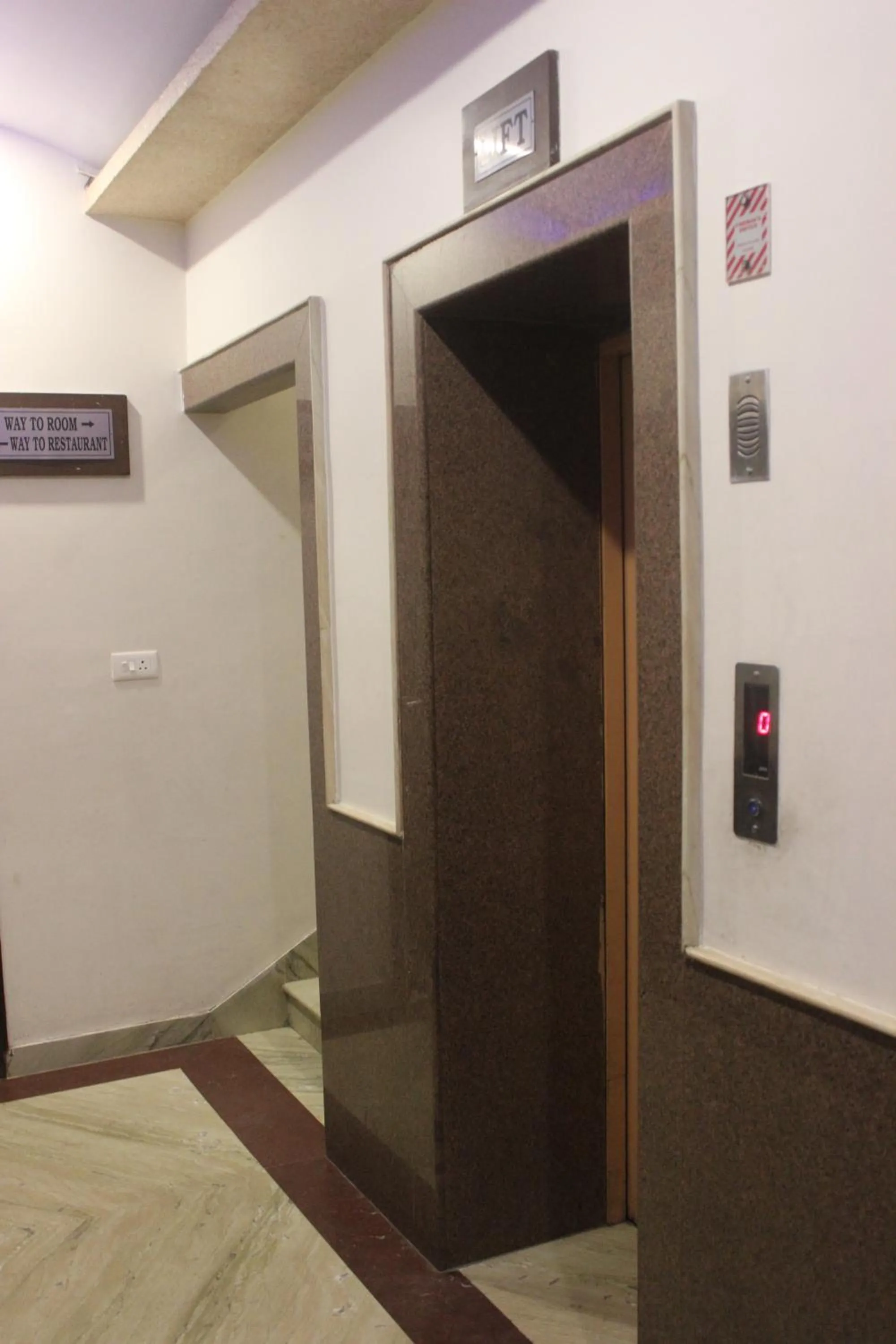 elevator in Hotel Safari