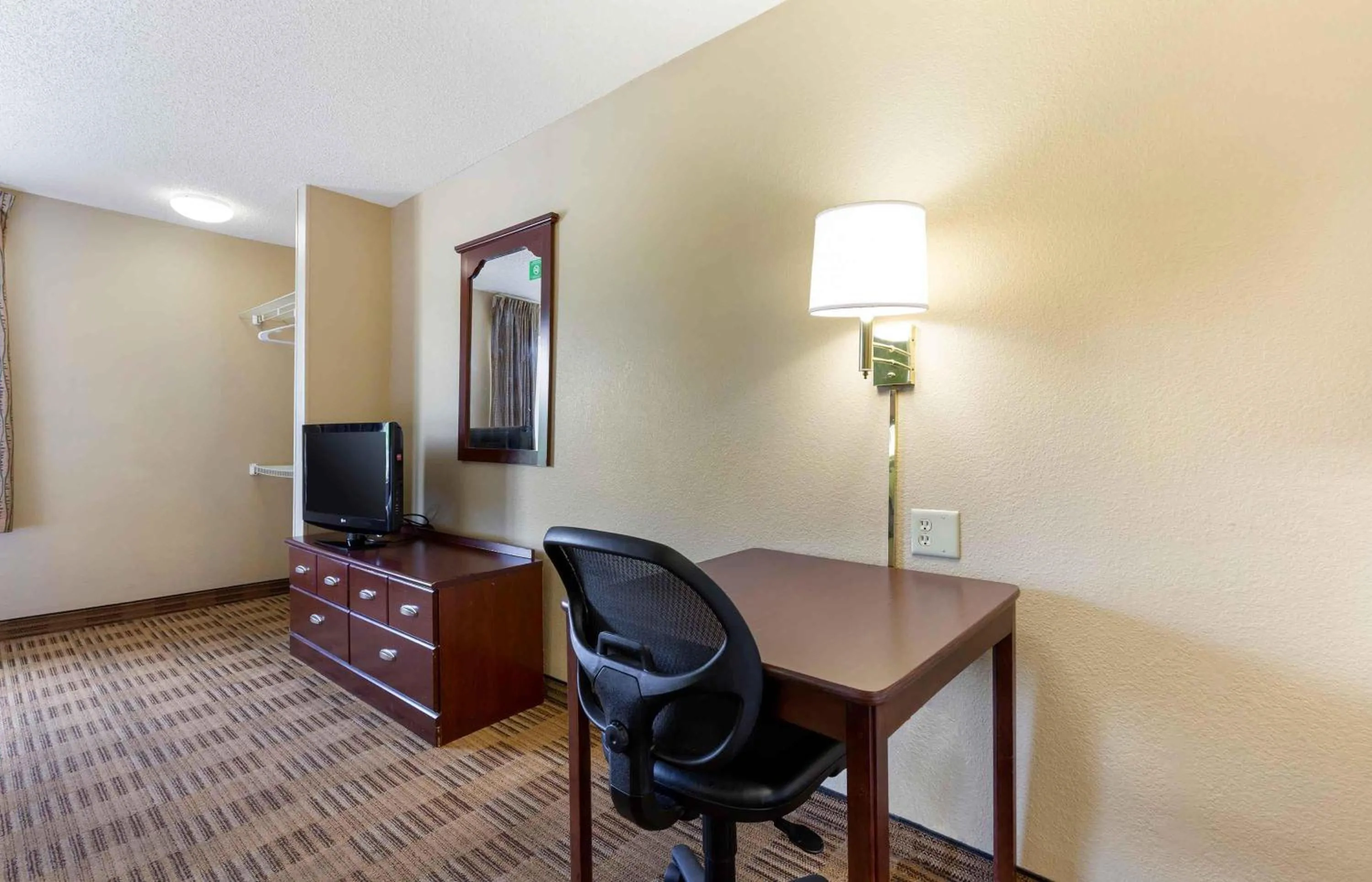 Bedroom in Extended Stay America Suites - Baltimore - Glen Burnie