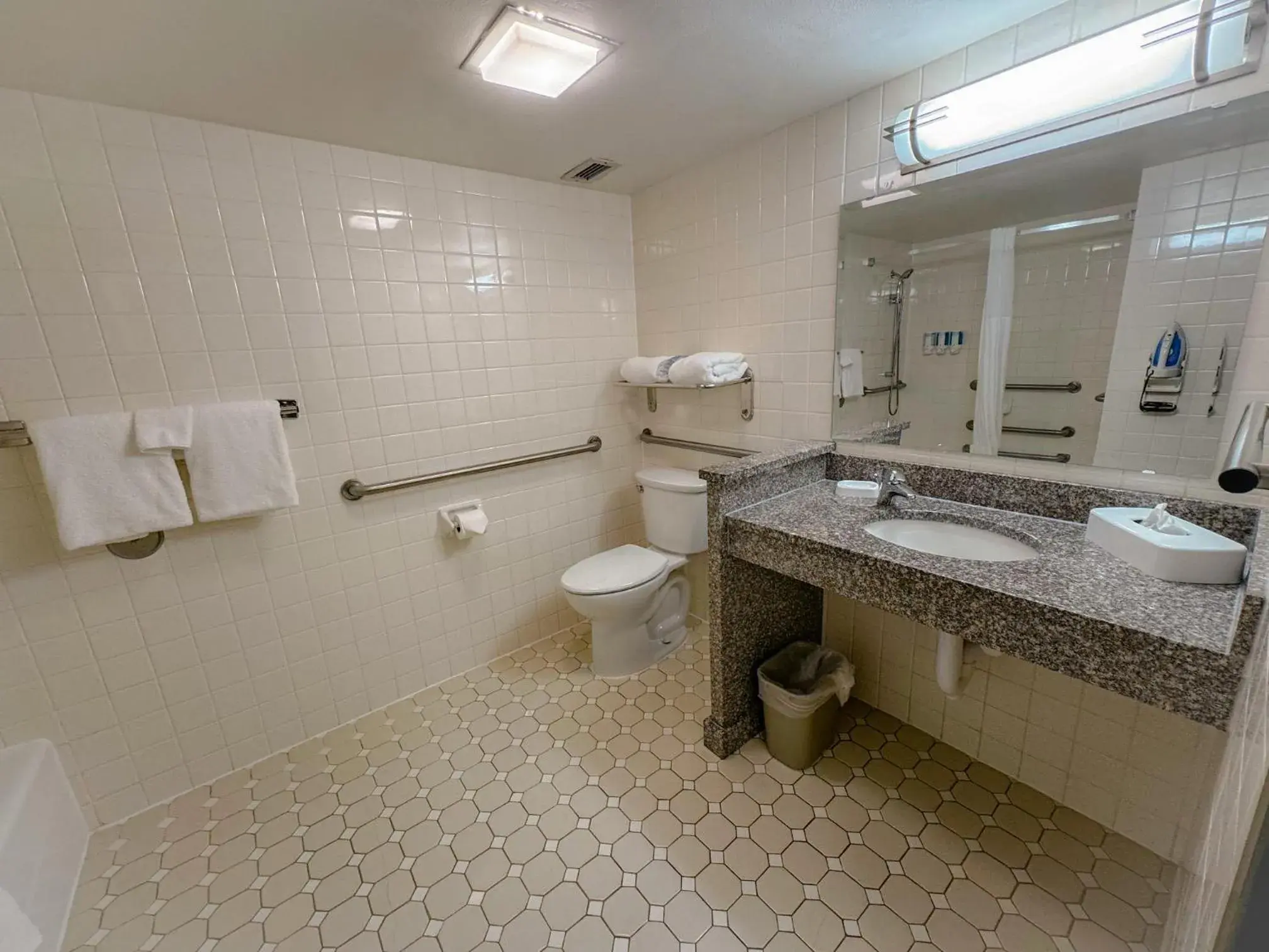 Queen Room with Bath Tub - Mobility/Hearing Accessible - Non-Smoking in Wingate by Wyndham St Louis-Fenton Route 66 Queen Room with Bath Tub - Mobility/Hearing Accessible - Non-Smoking in Wingate by Wyndham St Louis-Fenton Route 66