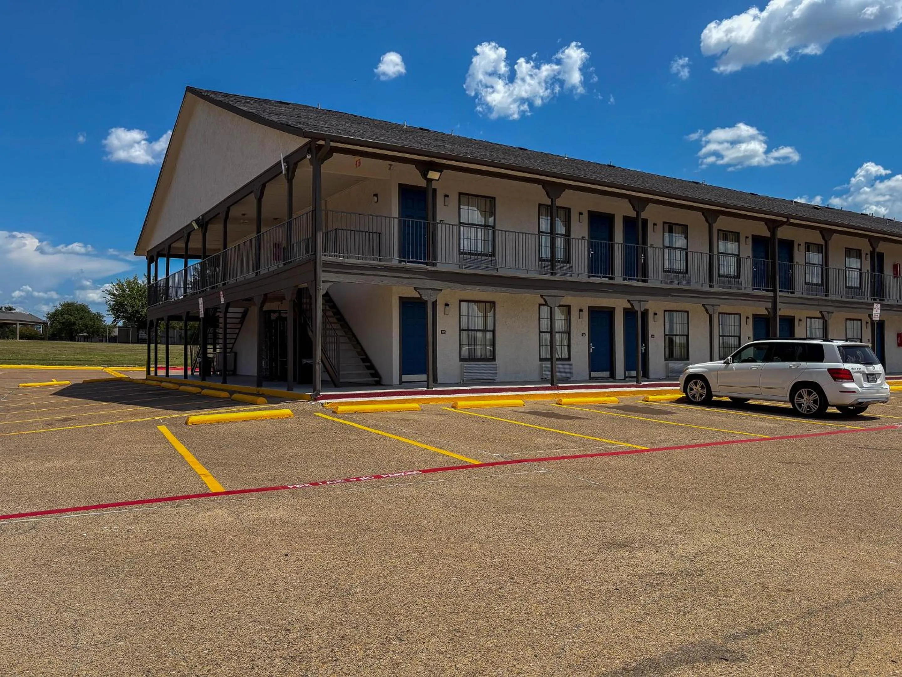 Property building in Studio 6 Suites Mesquite, TX – Gross Rd.